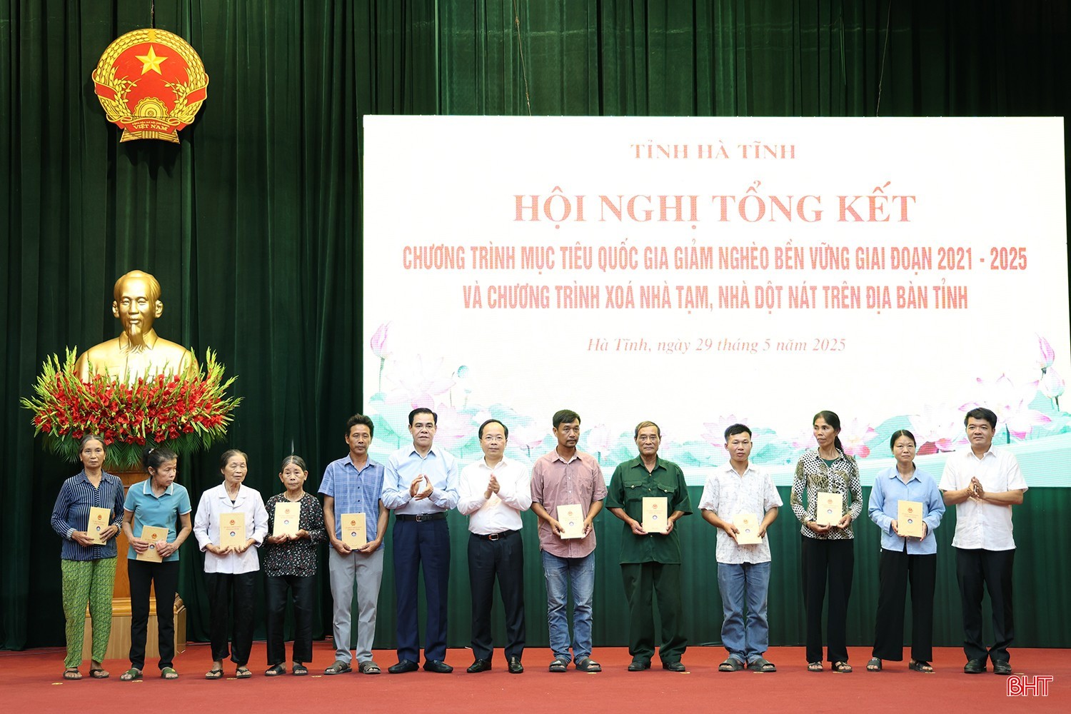 Bí thư Tỉnh ủy Nguyễn Duy Lâm, Chủ tịch UBND tỉnh Võ Trọng Hải và Chủ tịch Ủy ban MTTQ tỉnh Trần Nhật Tân tặng quà cho 10 gia đình hoàn cảnh khó khăn được hỗ trợ xây dựng nhà ở tại Hội nghị tổng kết Chương trình MTQG giảm nghèo bền vững giai đoạn 2021-2025 và Chương trình xóa nhà tạm, nhà dột nát trên địa bàn Hà Tĩnh. Ảnh: Thu Hà image-2.jpg