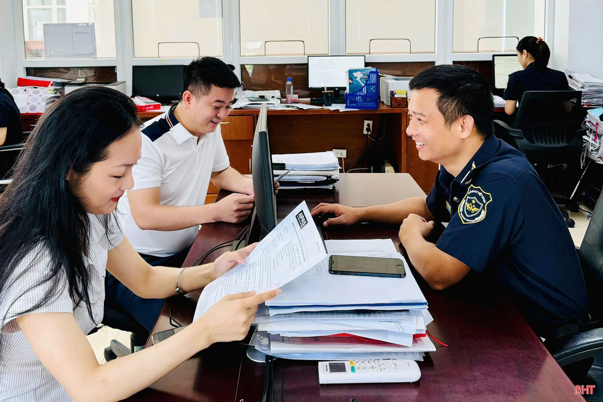 Hải quan Vinh (Nghệ An) giải quyết kịp thời thủ tục xuất, nhập cảnh cho các doanh nghiệp. bqbht_br_z6809465457449-5be0d956d9789e4eb37eec1f18a283df.jpg
