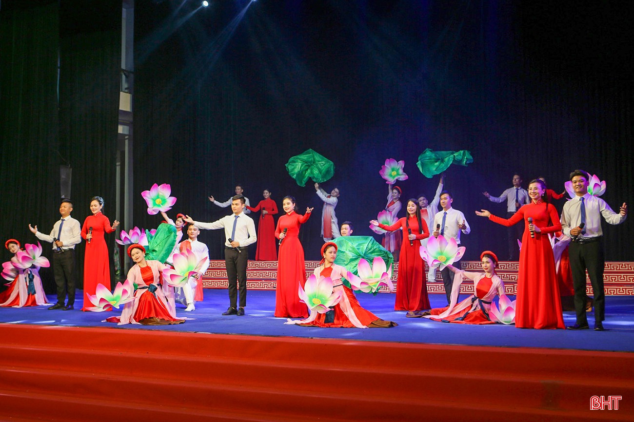 Hà Tĩnh xây dựng chương trình nghệ thuật "Vui hội Làng Sen thêm nhớ ơn Người" tham gia Hội diễn "Tiếng hát Làng Sen" kỷ niệm 135 năm Ngày sinh Chủ tịch Hồ Chí Minh. bqbht_br_1.jpg