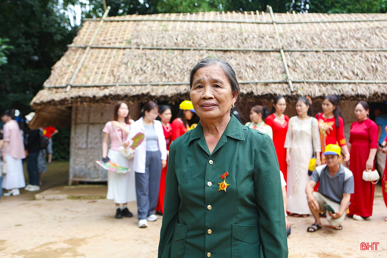 Lần đầu về thăm quê Bác, bà Lê Thị Minh (ở xã Kỳ Tiến, huyện Kỳ Anh, Hà Tĩnh) bồi hồi nghĩ về công lao to lớn của vị lãnh tụ kính yêu dành cho dân tộc. bqbht_br_15.jpg