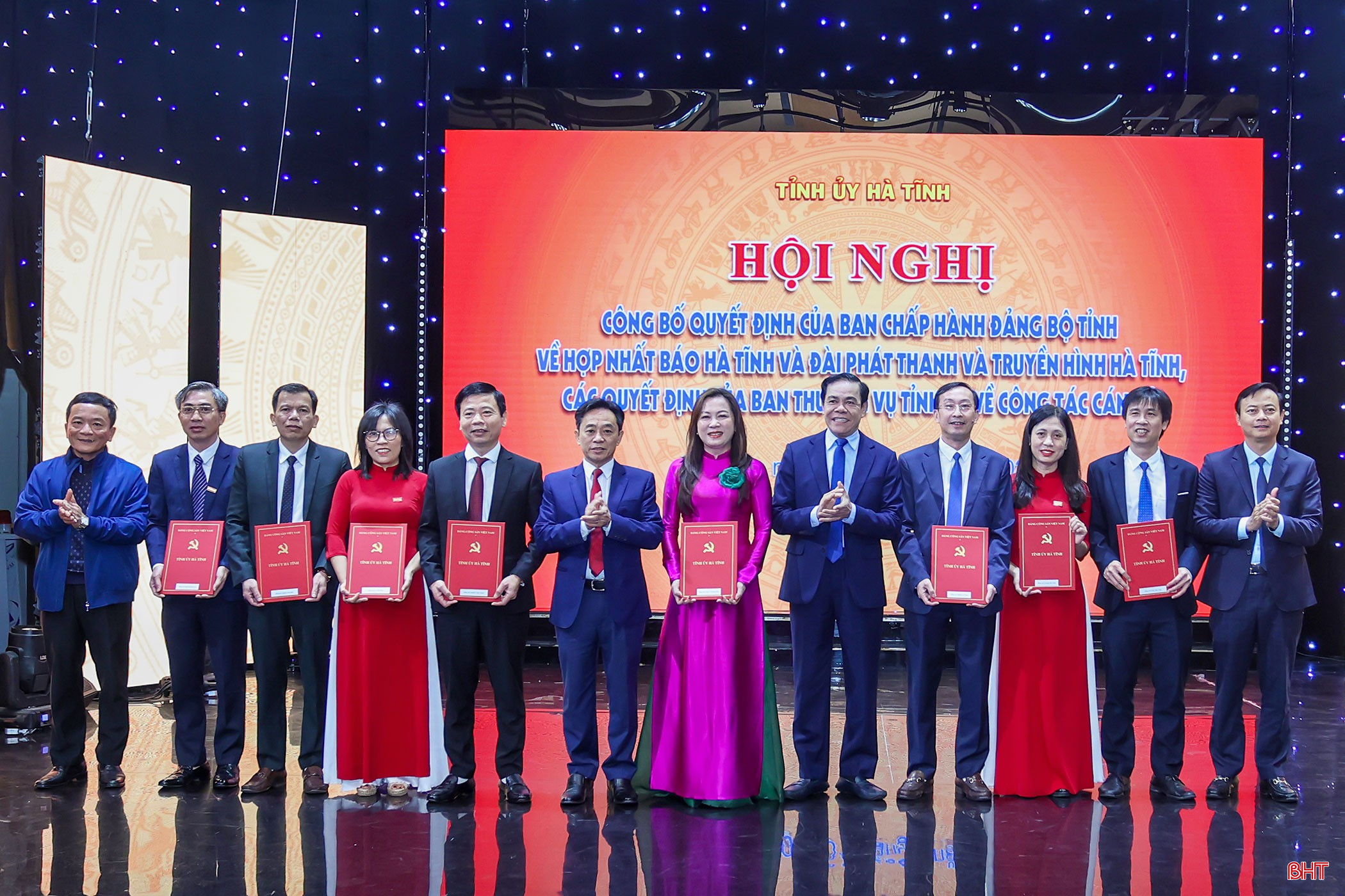 Phó Bí thư Thường trực Tỉnh ủy Trần Thế Dũng, Phó Bí thư Tỉnh ủy - Chủ tịch UBND tỉnh Võ Trọng Hải trao quyết định bổ nhiệm Tổng Biên tập và các Phó Tổng Biên tập tại hội nghị hợp nhất Báo Hà Tĩnh và Đài Phát thanh và Truyền hình Hà Tĩnh thành Báo Hà Tĩnh. Ảnh: Đình Nhất bqbht_br_phbtht1.jpg