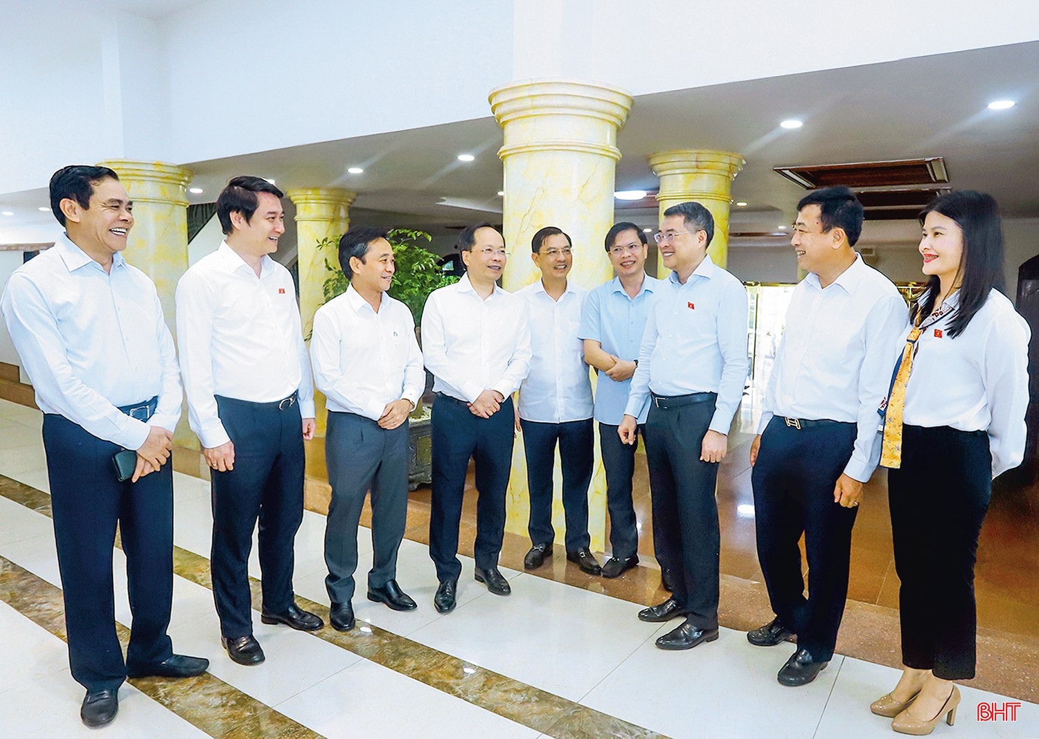 Đồng chí Lê Minh Hưng - Ủy viên Bộ Chính trị, Bí thư Trung ương Đảng, Trưởng ban Tổ chức Trung ương trao đổi với các đồng chí lãnh đạo tỉnh bên lề hội nghị tiếp xúc cử tri chuyên đề “Sắp xếp đơn vị hành chính và vận hành chính quyền địa phương 2 cấp” (ngày 21/7/2025). bqbht_br_vanduc-van-hanh-thong-suot-copy.jpg