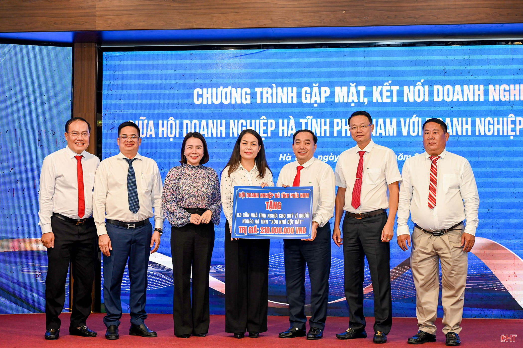 Hội Doanh nghiệp Hà Tĩnh phía Nam trao biểu trưng hỗ trợ xây dựng 3 căn nhà cho các gia đình có hoàn cảnh khó khăn trong khuôn khổ chương trình xóa bỏ nhà tạm, nhà dột nát của tỉnh. bqbht_br_555.jpg