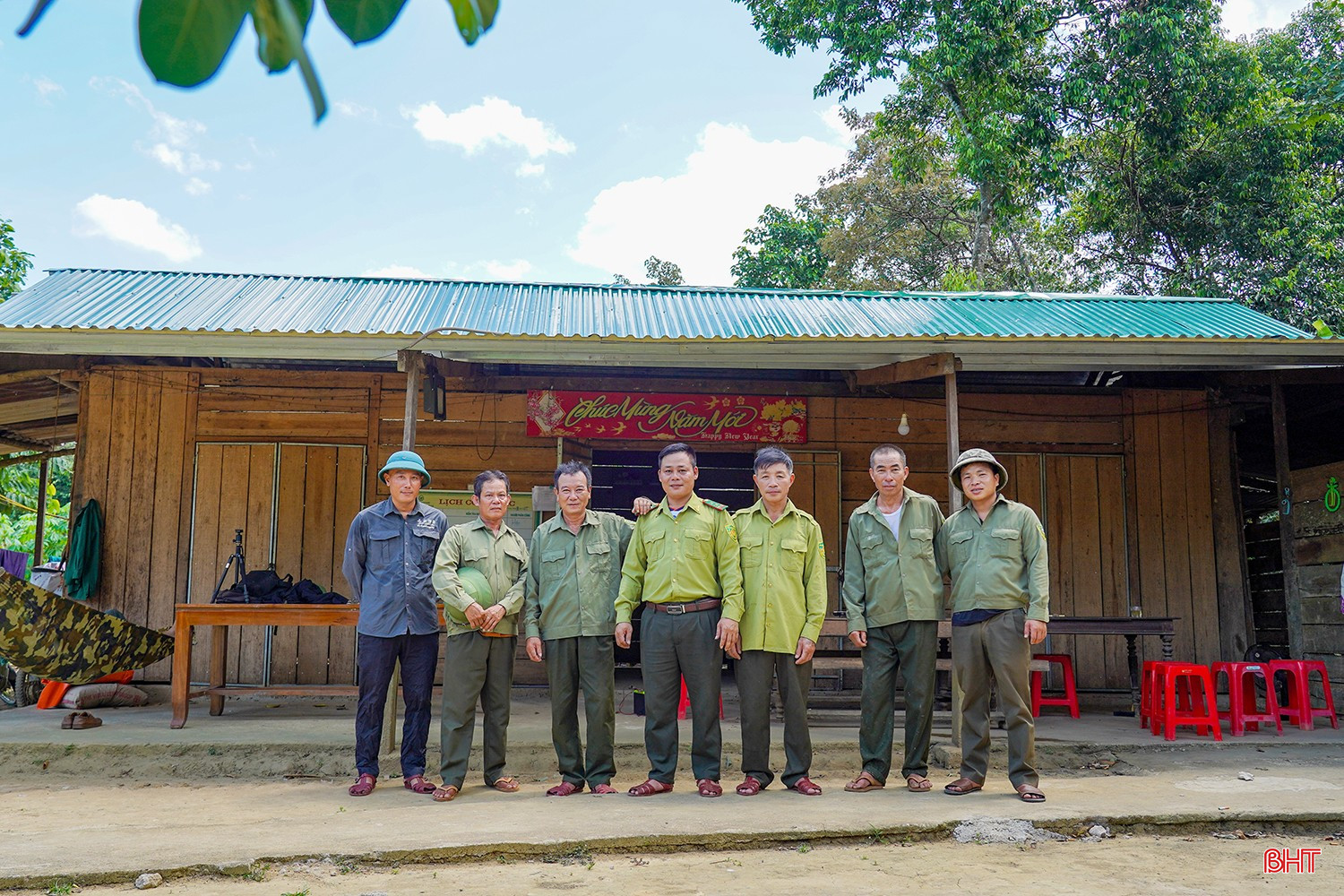 Gian nan không làm họ chùn bước bởi giữa rừng sâu, họ luôn có một tập thể vững vàng để dựa vào. bqbht_br_10.jpg
