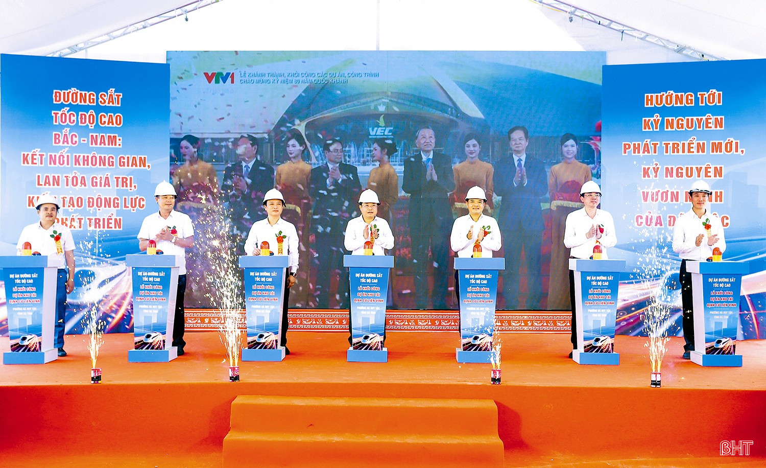 Các đồng chí lãnh đạo tỉnh thực hiện nghi thức khởi công khu tái định cư đầu tiên của dự án đường sắt tốc độ cao Bắc - Nam đoạn qua Hà Tĩnh tại tổ dân phố Liên Vinh - phường Hà Huy Tập. Ảnh: Văn Đức bqbht_br_cac-dong-chi-lanh-dao-tinh-thuc-hien-nghi-thuc-khoi-cong-khu-tai-dinh-cu-dau-tien-cua-du-an-duong-sat-toc-do-cao-bac-nam-doan-qua-ha-tinh-tai-to-dan-pho-lien-vinh-phuong-ha-huy-tap.jpg