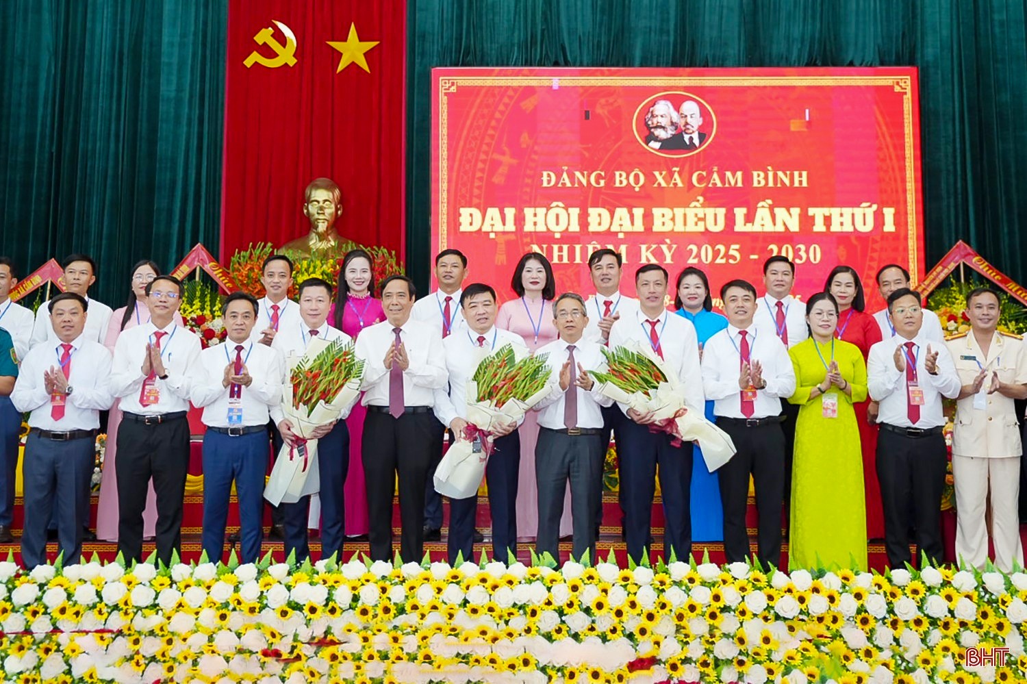 Chủ tịch Trung ương Hội Người cao tuổi Việt Nam Nguyễn Thanh Bình, Phó Bí thư Thường trực Tỉnh ủy Trần Thế Dũng và Chủ nhiệm UBKT Tỉnh ủy Hà Văn Trọng tặng hoa chúc mừng BCH Đảng bộ xã Cẩm Bình nhiệm kỳ 2025 - 2030 tại Đại hội Đảng bộ xã lần thứ I. image-1.jpg