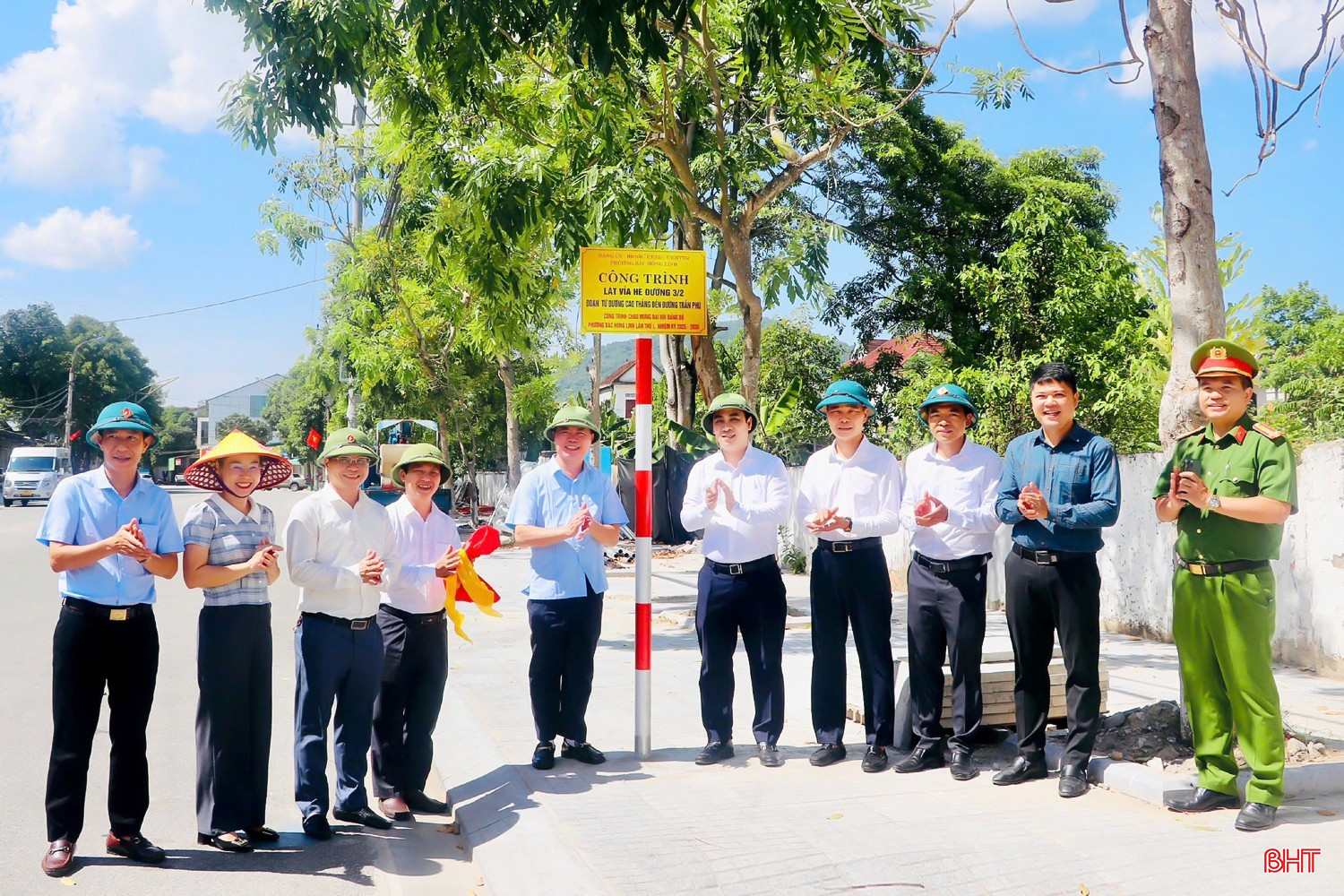 Lãnh đạo phường Bắc Hồng Lĩnh gắn biển 4 công trình chào mừng Đại hội Đảng bộ phường Bắc Hồng Lĩnh lần thứ I, nhiệm kỳ 2025-2030. (Trong ảnh: Lãnh đạo phường Bắc Hồng Lĩnh gắn biển công trình lát vỉa hè đường 3/2). bqbht_br_image-24.jpg