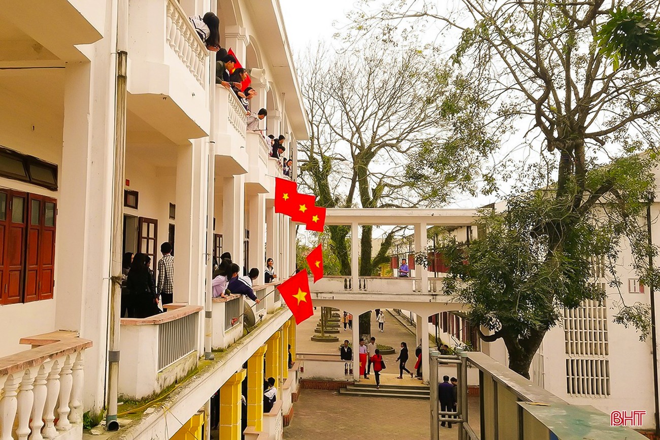 Khuôn viên trường học ngập tràn sắc đỏ cờ hoa. 7.jpg