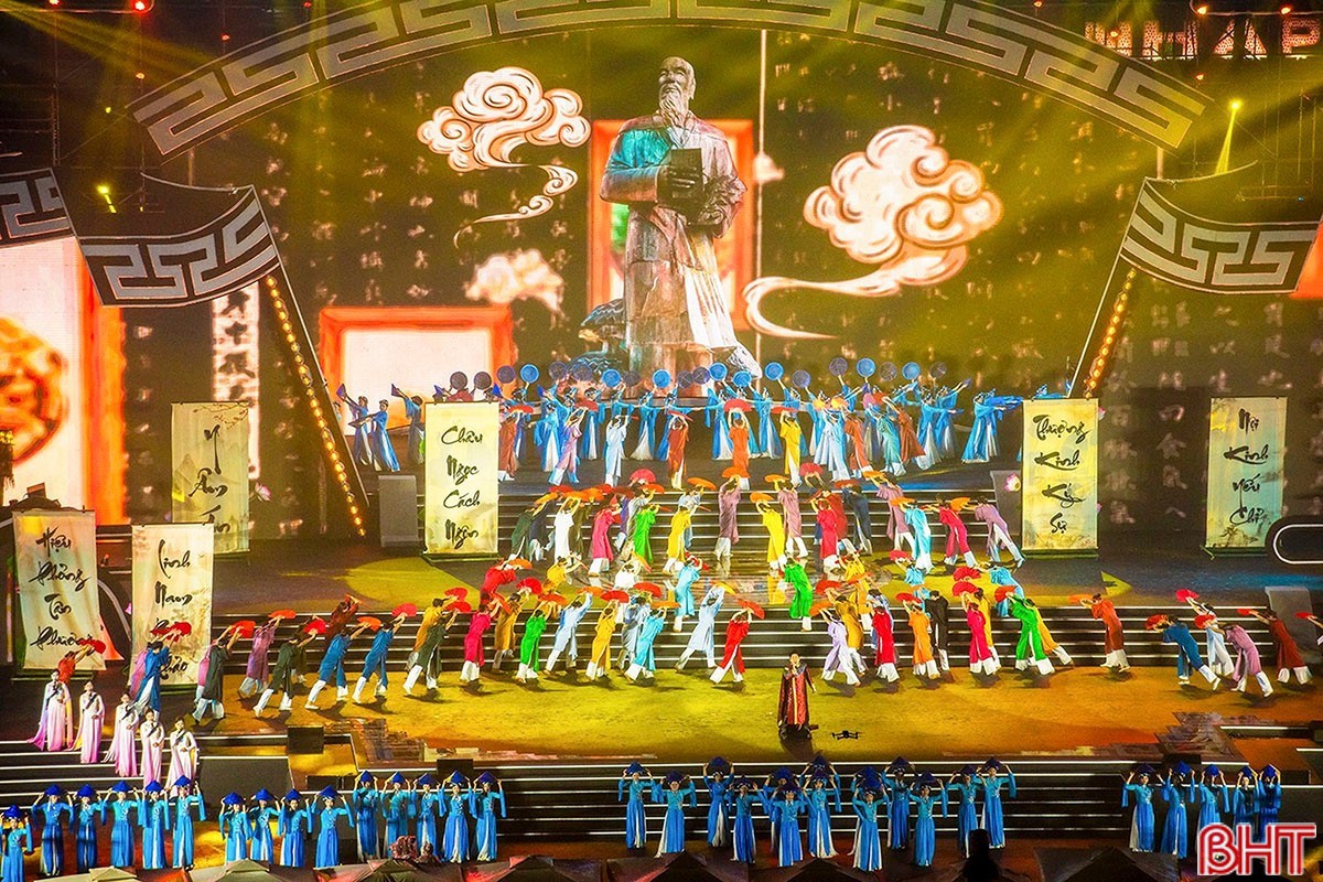 Chương trình nghệ thuật tại Lễ kỷ niệm 300 năm Ngày sinh Hải Thượng Lãn Ông Lê Hữu Trác (1724-2024). Ảnh: P.V image-533.jpg