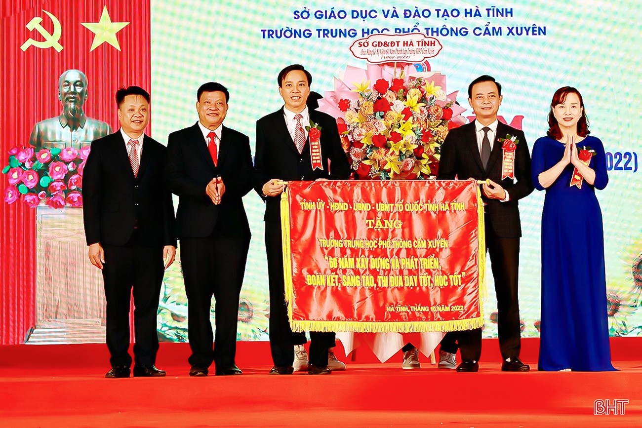 Trường THPT Cẩm Xuyên được Tỉnh ủy - HĐND - UBND - Ủy ban MTTQ tỉnh Hà Tĩnh tặng bức trướng "60 năm xây dựng và phát triển, đoàn kết, sáng tạo, thi đua dạy tốt, học tốt". Ảnh tư liệu 1-9693.jpg