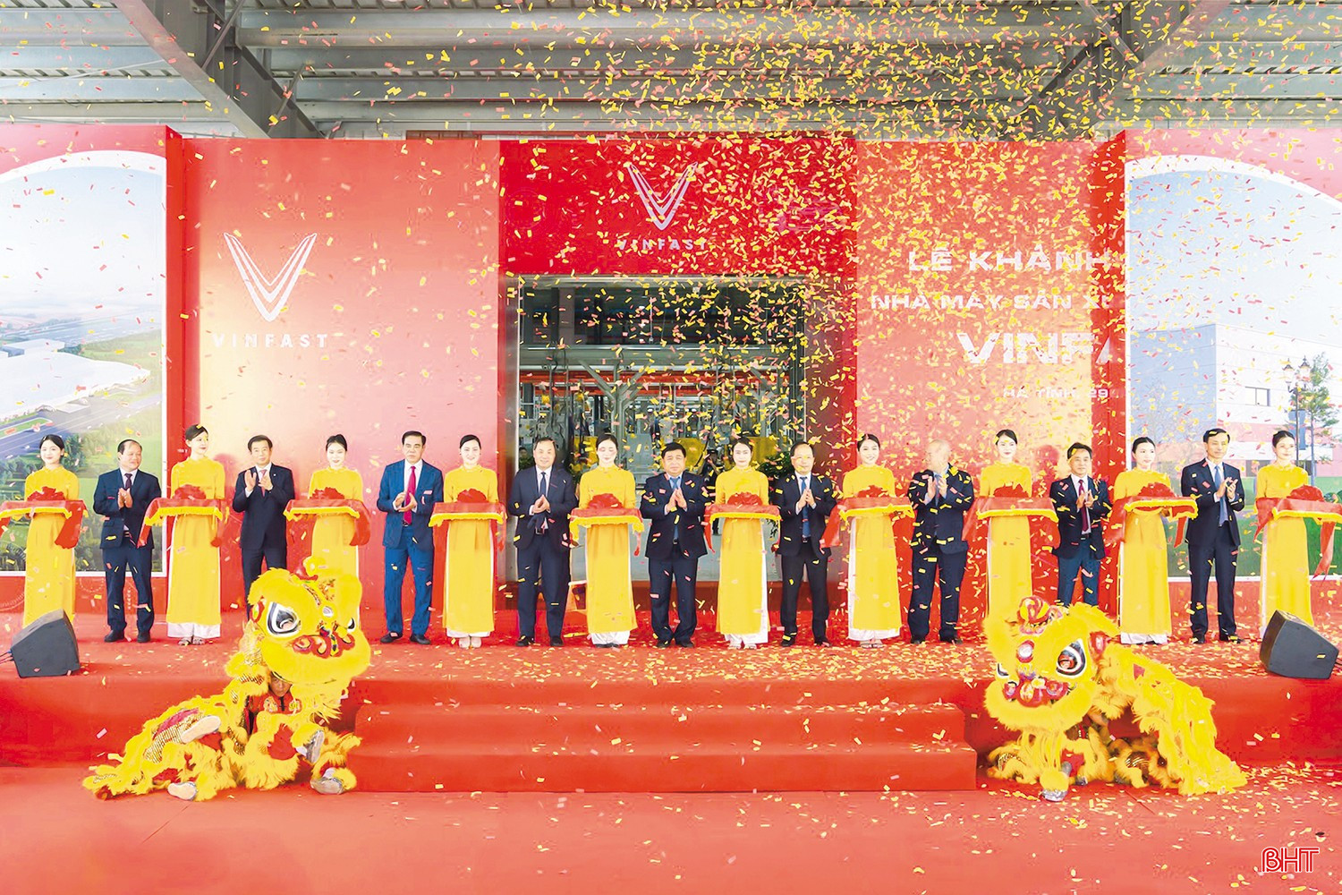  bqbht_br_cac-dai-bieu-cat-bang-khanh-thanh-nha-may-san-xuat-o-to-dien-vinfast-ha-tinh.jpg