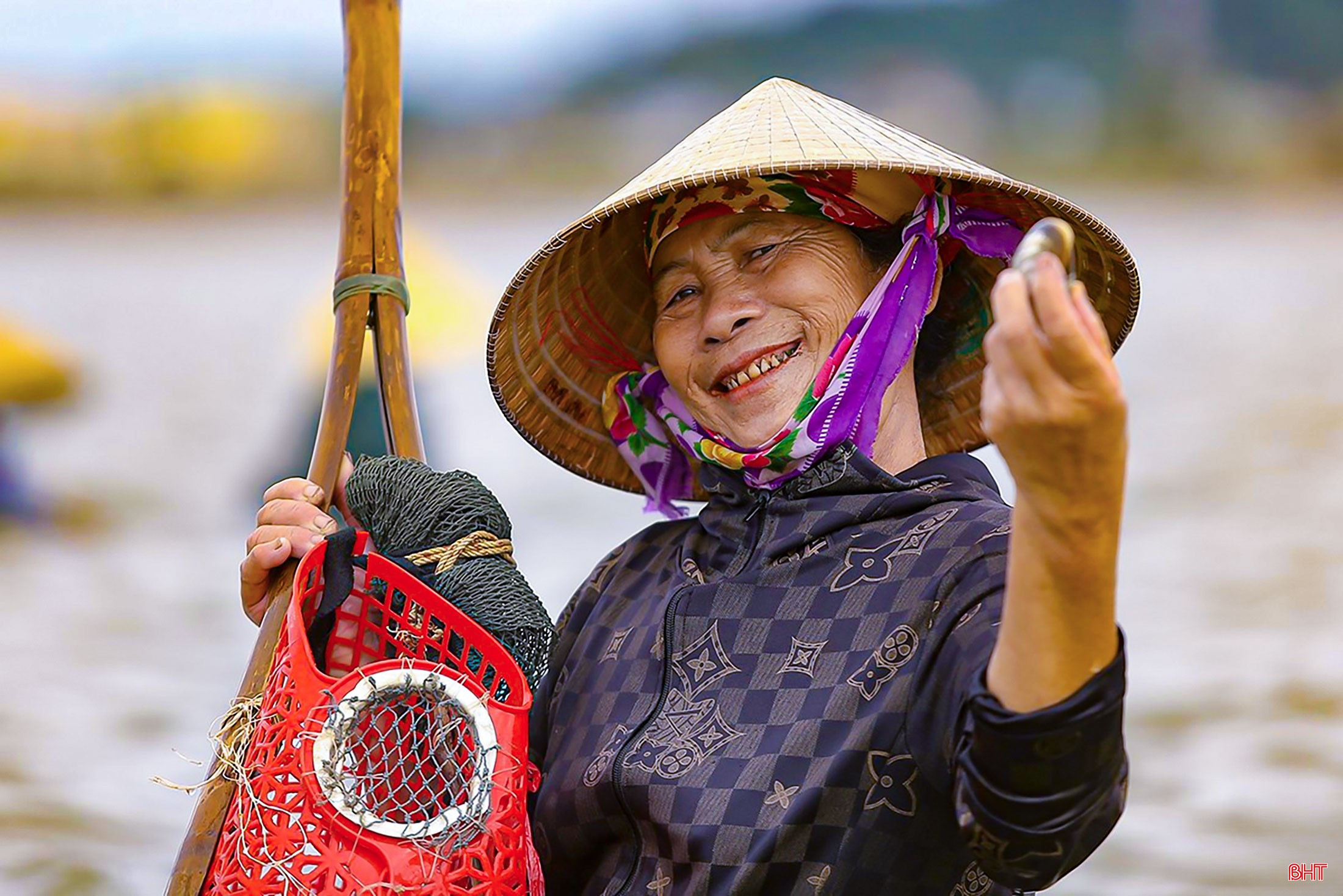 Nụ cười, giây phút nghỉ ngơi hiếm hoi của những người phụ nữ cào nghêu nơi cửa biển. bqbht_br_image-10.jpg