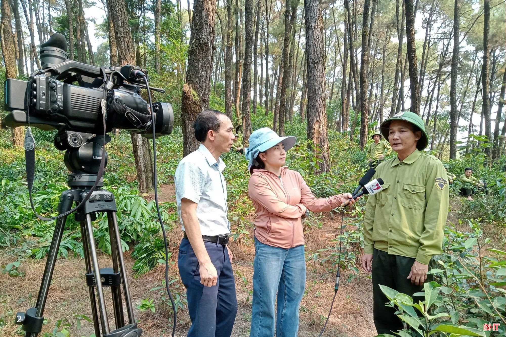 Nhà báo Công Tường - Trưởng cơ quan thường trú TTXVN (ngoài cùng bên trái) và phóng viên Trung tâm Văn hóa - Truyền thông huyện Cẩm Xuyên tác nghiệp về công tác phòng chống cháy rừng ở Khu bảo tồn thiên nhiên Kẻ Gỗ. bqbht_br_44.jpg