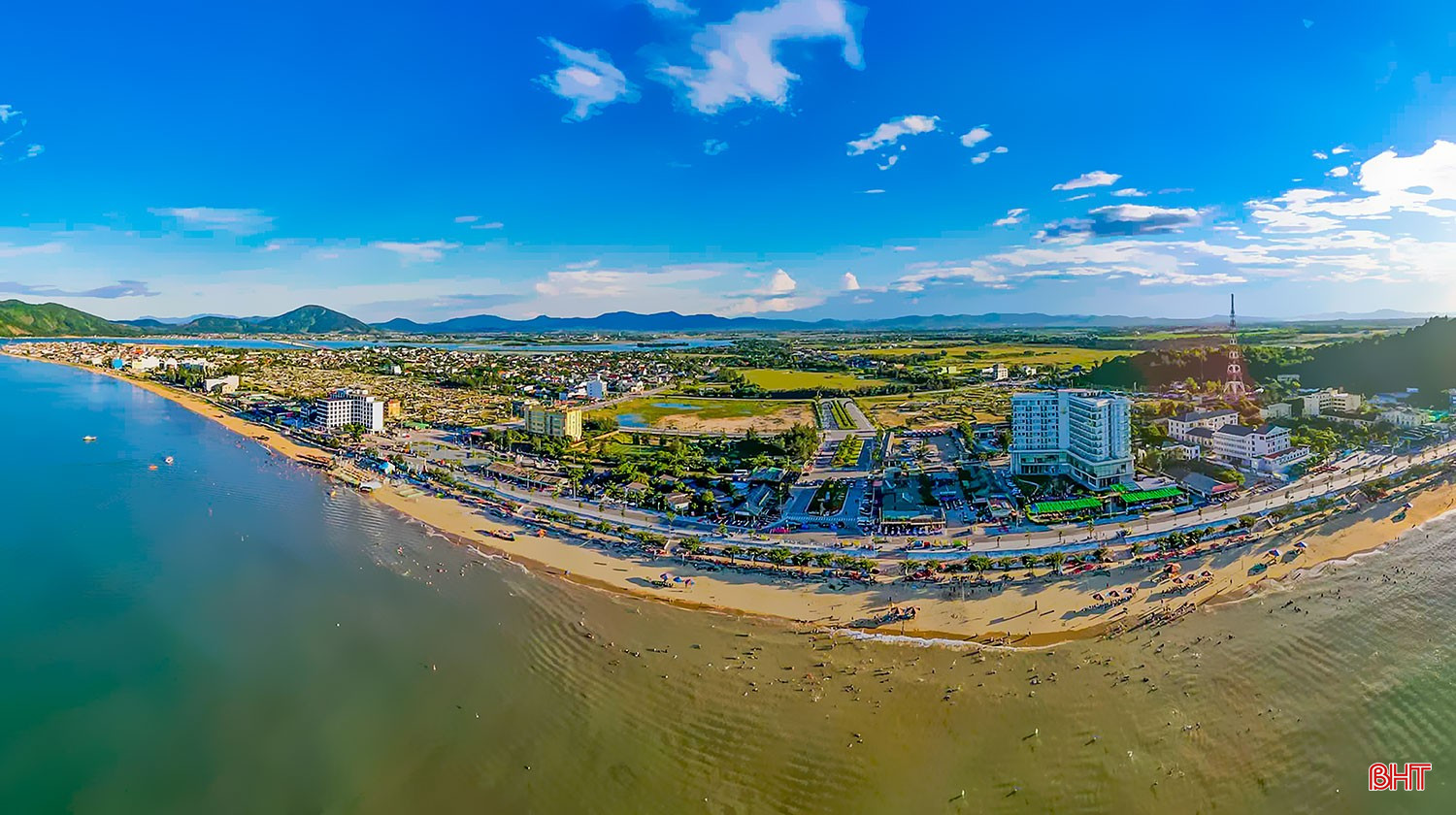 Thiên Cầm được ví như "cung đàn trời" với bãi biển đẹp nhất miền Trung. Ảnh: Trường Phạm bqbht_br_ooo.jpg