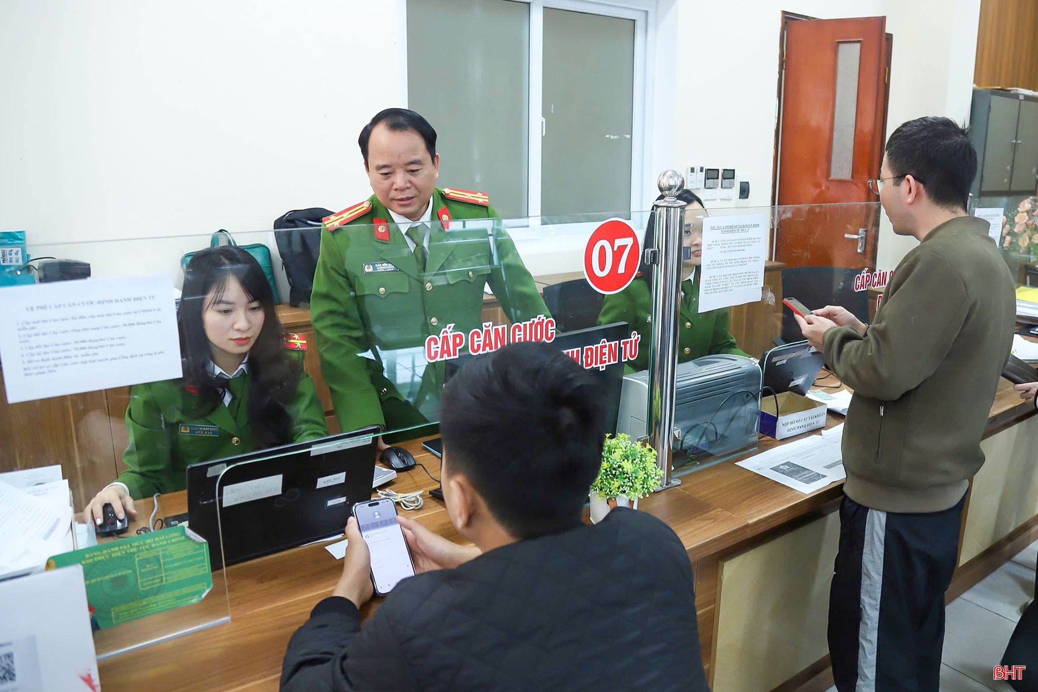 Lãnh đạo Phòng Cảnh sát QLHC về TTXH (Công an tỉnh) trực tiếp theo dõi tình hình cấp thẻ căn cước và tài khoản định danh điện tử VNeID cho công dân trên địa bàn. bqbht_br_img-7314-6120.jpg
