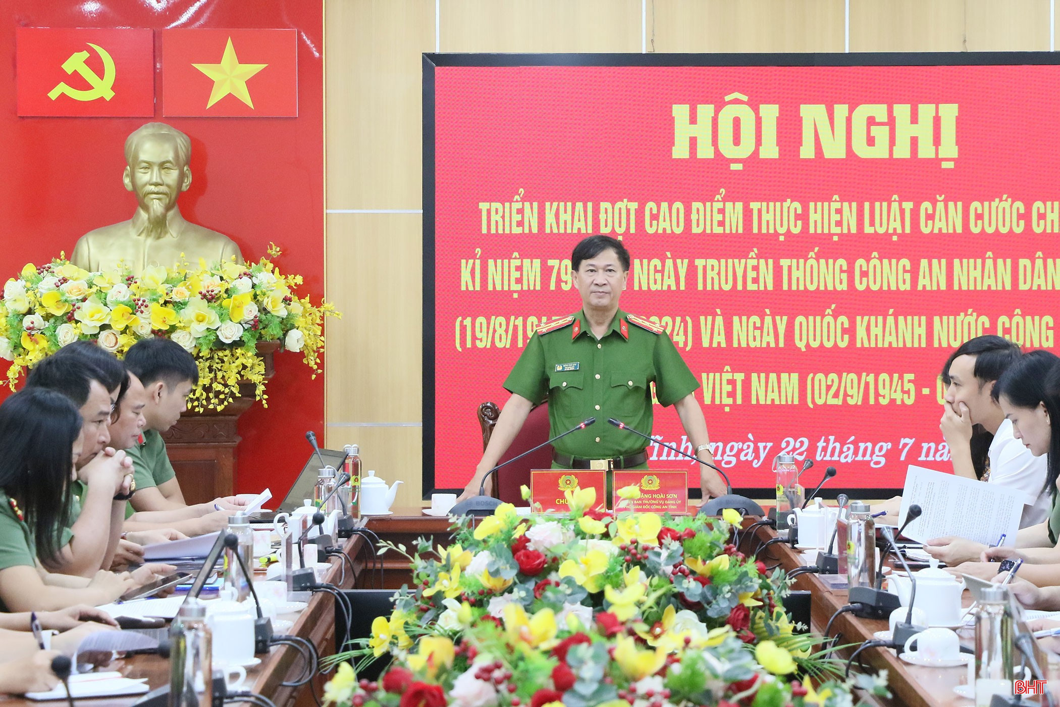 Đại tá Đặng Hoài Sơn - Phó Giám đốc Công an tỉnh chủ trì hội nghị triển khai đợt cao điểm thực hiện Luật Căn cước vào tháng 7/2024. bqbht_br_img-7478.jpg