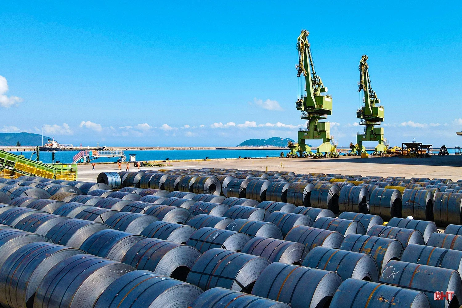 Cảng Sơn Dương (thuộc Formosa Hà Tĩnh) nhộn nhịp với những đơn hàng mới. Ảnh: Nhất Trang