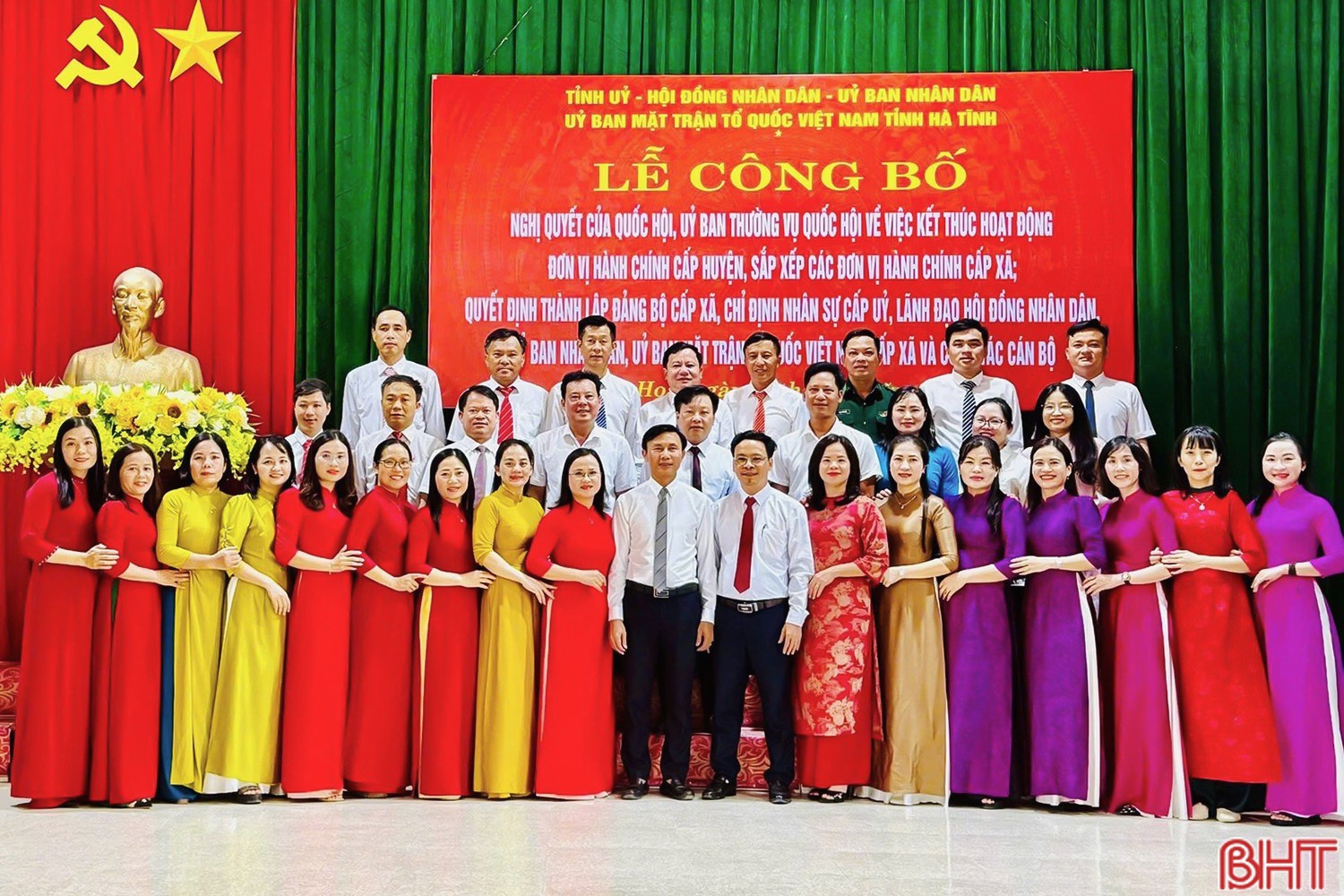 Ban Chấp hành Đảng bộ xã Yên Hòa ra mắt sau lễ công bố sáp nhập. a3.jpg