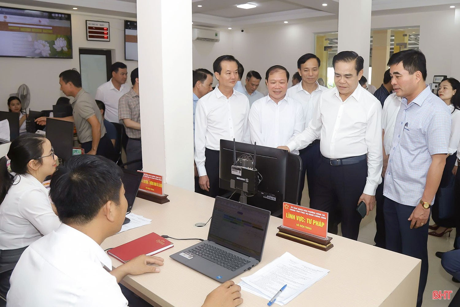 Chủ tịch UBND tỉnh Võ Trọng Hải, Phó Chủ tịch UBND tỉnh Trần Báu Hà kiểm tra công tác vận hành Trung tâm Phục vụ hành chính công phường Sông Trí. bqbht_br_12-732.jpg