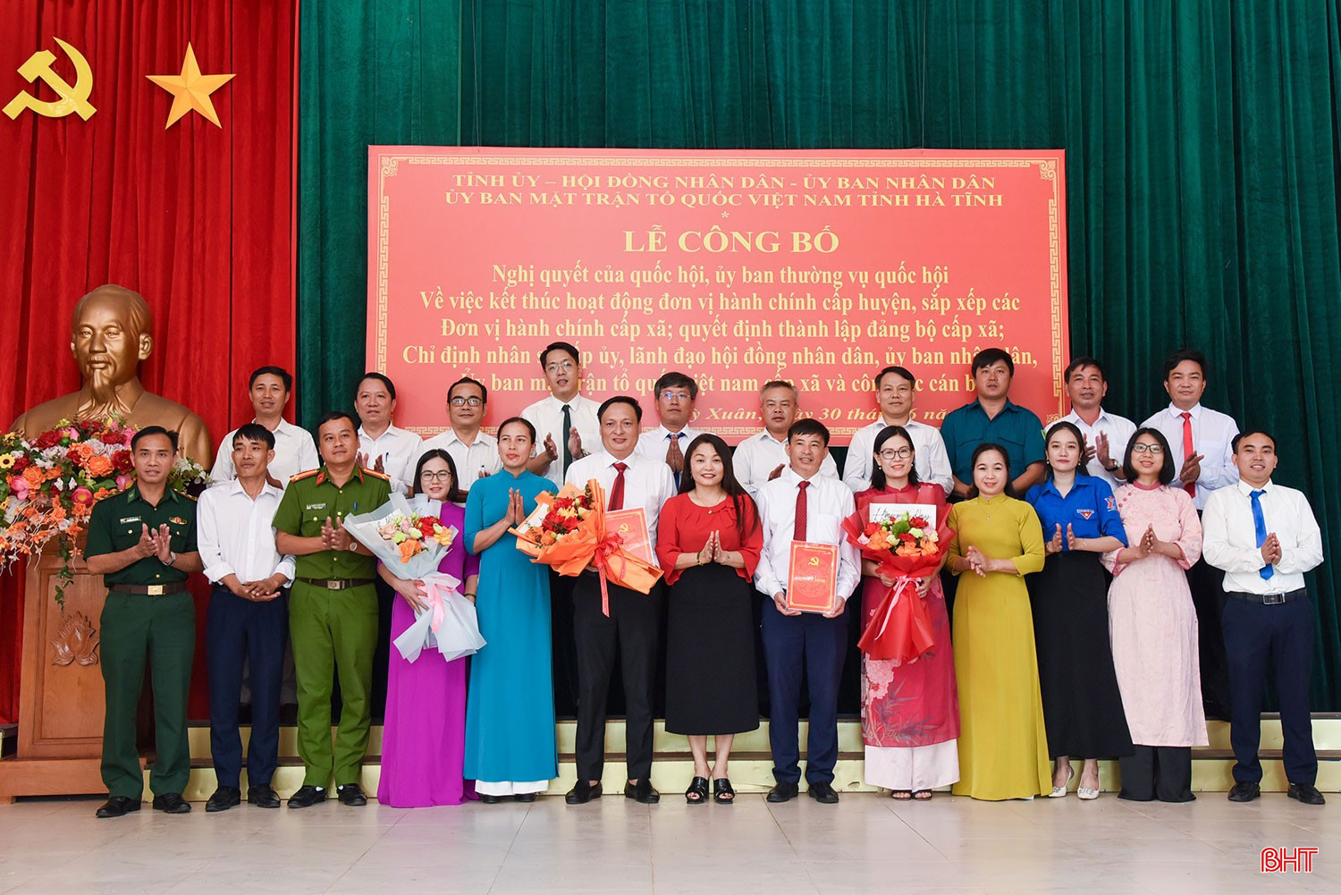 Phó Bí thư Đảng ủy UBND tỉnh Nguyễn Thị Hà Tân tặng hoa, chúc mừng đội ngũ cán bộ xã Kỳ Xuân sau sáp nhập. bqbht_br_11.jpg