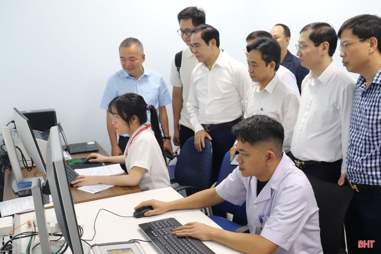 PGS.TS Nguyễn Lân Hiếu (hàng sau, ngoài cùng bên trái) – Giám đốc Bệnh viện Đại học Y Hà Nội cùng lãnh đạo tỉnh Hà Tĩnh, lãnh đạo địa phương tham quan hệ thống điều khiển chụp CT tại Trung tâm Y tế Hương Sơn. bqbht_br_11.jpg