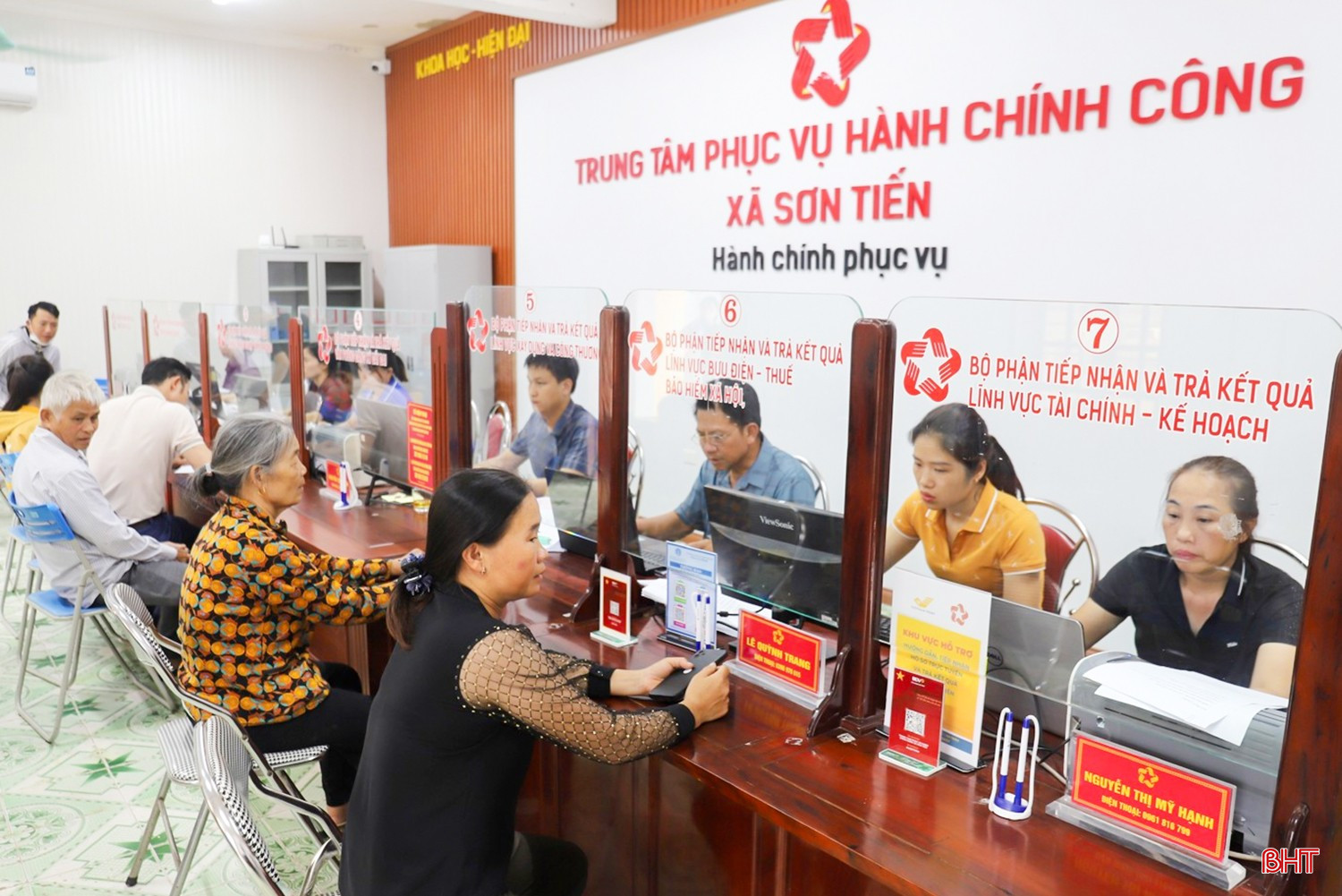 Trung tâm Phục vụ hành chính công xã Sơn Tiến vận hành thông suốt sau hơn 1 tháng triển khai mô hình chính quyền địa phương 2 cấp. bqbht_br_image-11.jpg