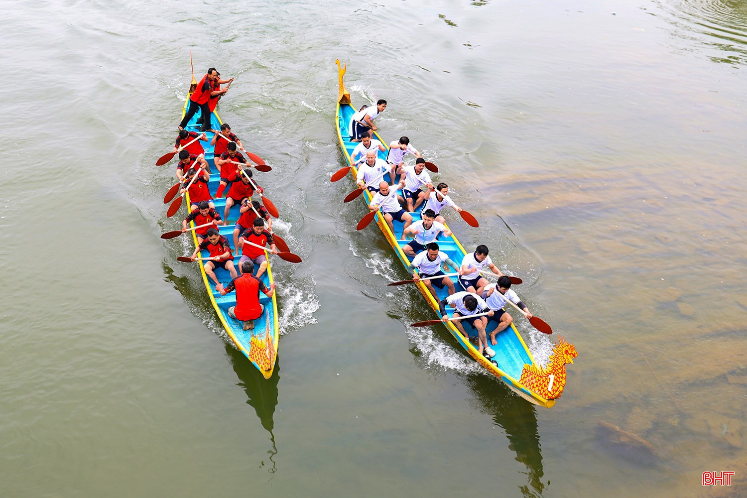Đội Sơn Tiến (áo đỏ) tranh tài với đội Sơn Hồng tại lễ hội đua thuyền sông Ngàn Phố năm 2024. bqbht_br_image-7-865.jpg