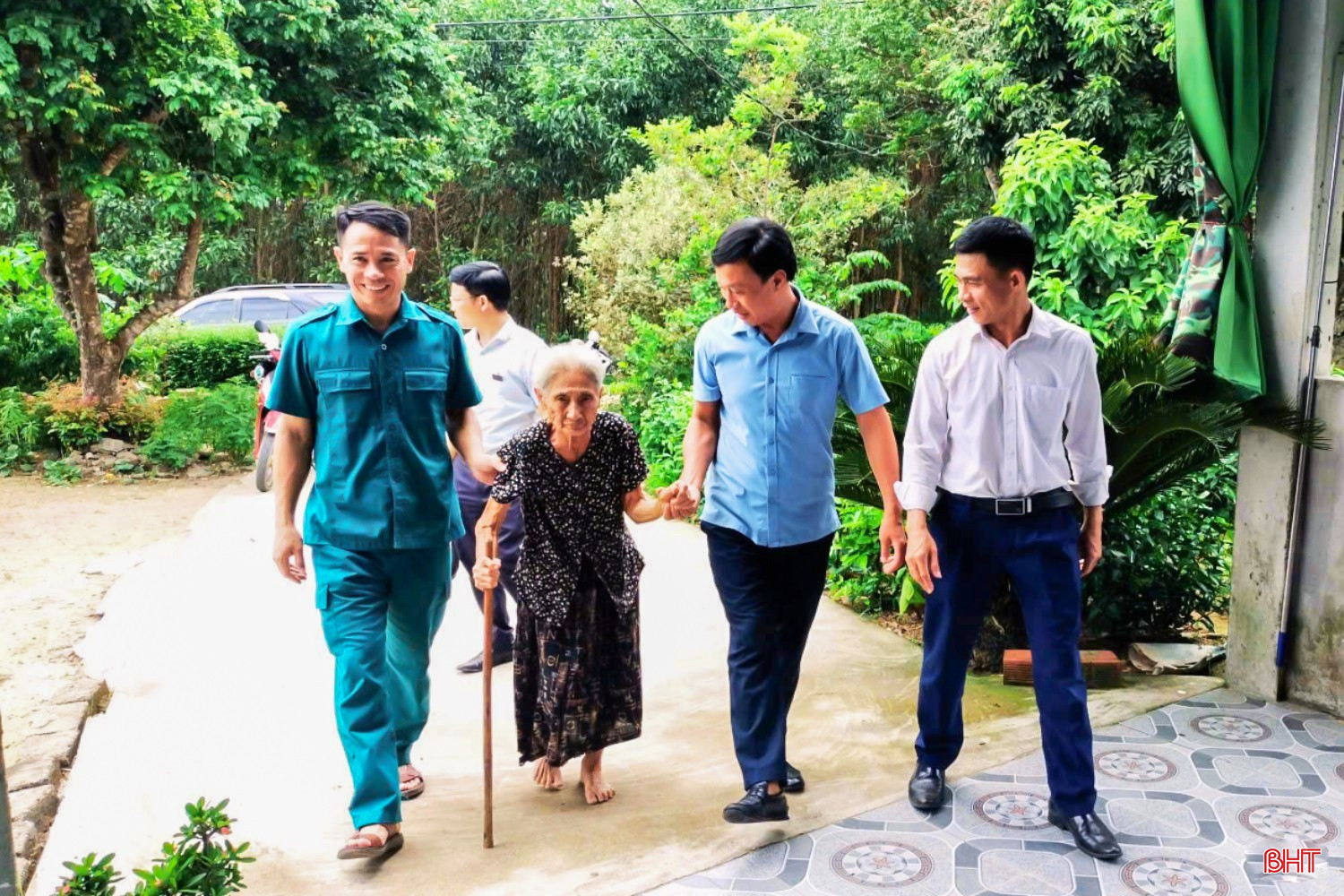 Lãnh đạo xã Kỳ Thượng thăm hỏi, động viên bà Lê Thị Lạng - thân nhân liệt sĩ ở thôn Mỹ Lạc. bqbht_br_image-9.jpg