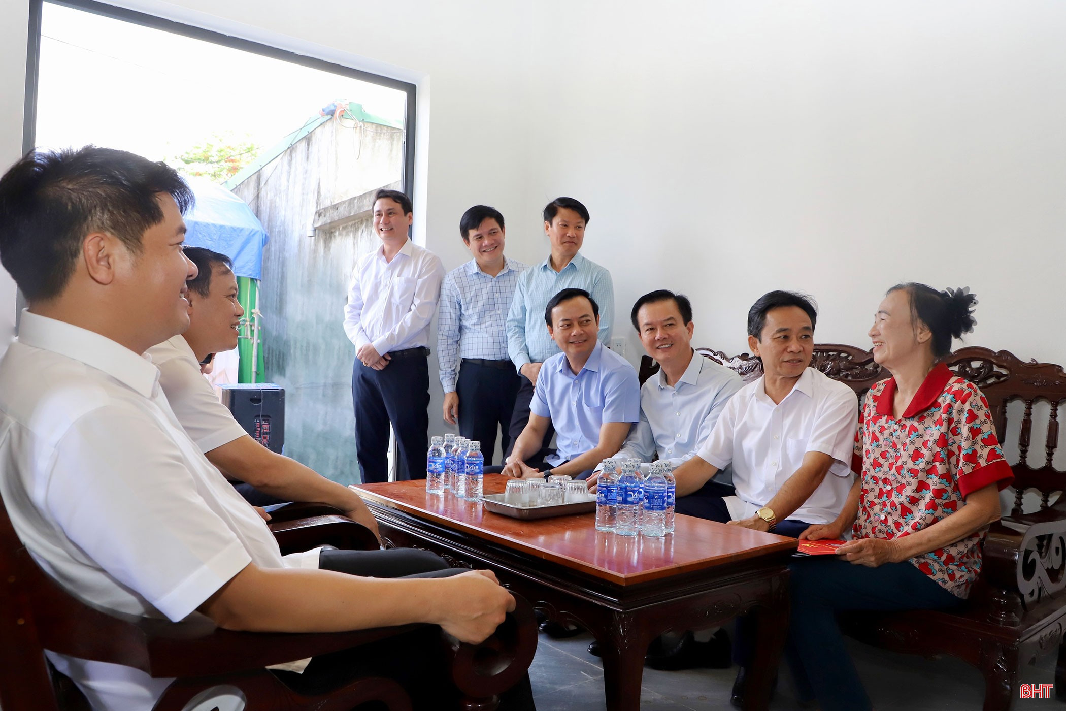 Phó Bí thư Thường trực Tỉnh ủy Trần Thế Dũng và đoàn công tác dự khánh thành ngôi nhà mới của gia đình bà Bùi Thị Tân (SN 1955, thôn Thanh Hoà, xã Phù Lưu, Thạch Hà) vào sáng 29/5/2025. Ảnh: Văn Chung bqbht_br_99mmm.jpg