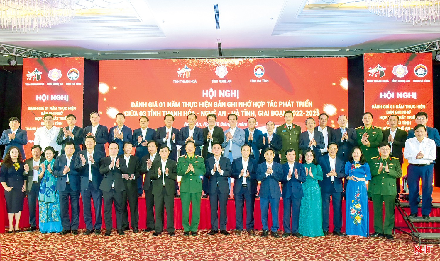 Lãnh đạo các địa phương chụp ảnh lưu niệm cùng lãnh đạo Trung ương và Quân khu 4 tại hội nghị đánh giá 1 năm thực hiện Bản ghi nhớ hợp tác phát triển 3 tỉnh Thanh Hóa - Nghệ An - Hà Tĩnh, giai đoạn 2022-2025 (ngày 10/2/2023). bqbht_br_t18-duongchien-copy.jpg