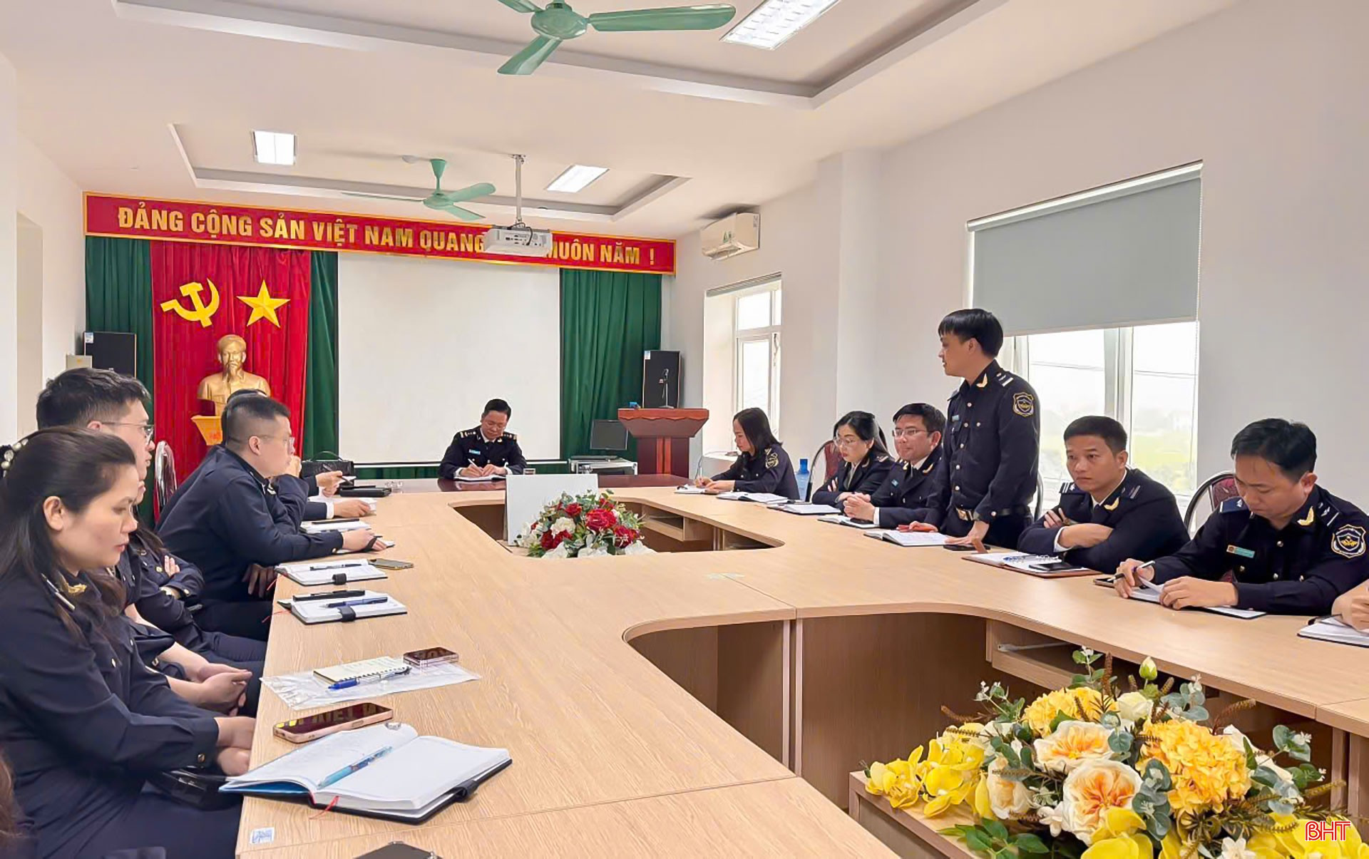 Một buổi sinh hoạt của Chi bộ Hải quan Vinh. bqbht_br_555.jpg