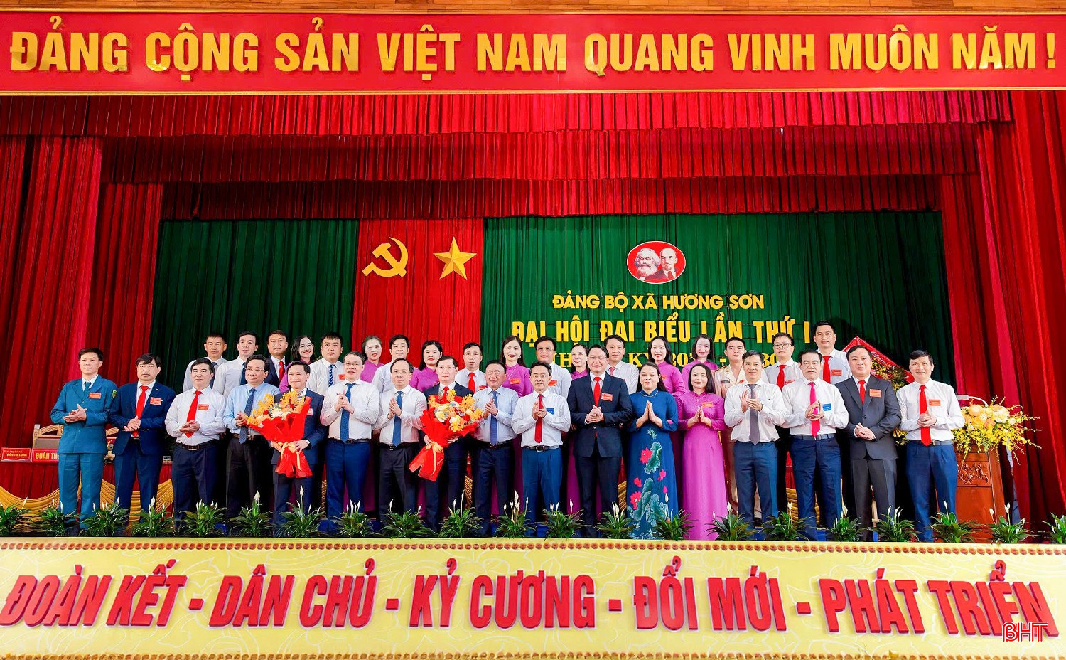 Đại hội Đảng bộ xã Hương Sơn - Đại hội đảng bộ cấp xã đầu tiên của Hà Tĩnh vinh dự được đón đồng chí Trần Cẩm Tú - Thường trực Ban Bí thư dự và phát biểu chỉ đạo. Ảnh: Ánh Dương bqbht_br_tran-cam-tu.jpg