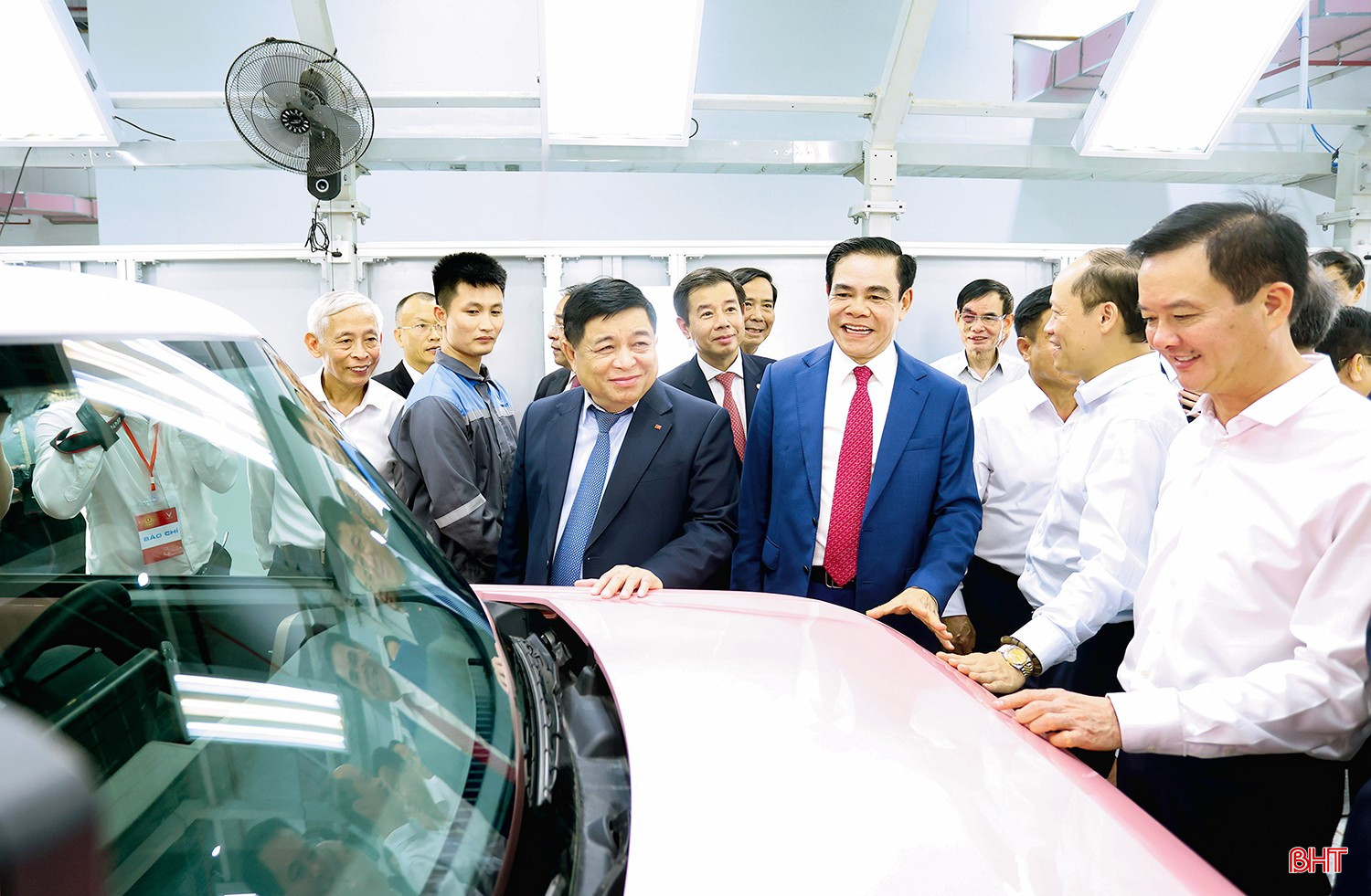 Phó Thủ tướng Chính phủ Nguyễn Chí Dũng và các đồng chí lãnh đạo tỉnh tham quan dây chuyền sản xuất của Nhà máy Sản xuất ô tô điện VinFast Hà Tĩnh (ngày 29/6/2025). Ảnh: Đình Nhất bqbht_br_t11-dinhnhat-t1-2-copy.jpg