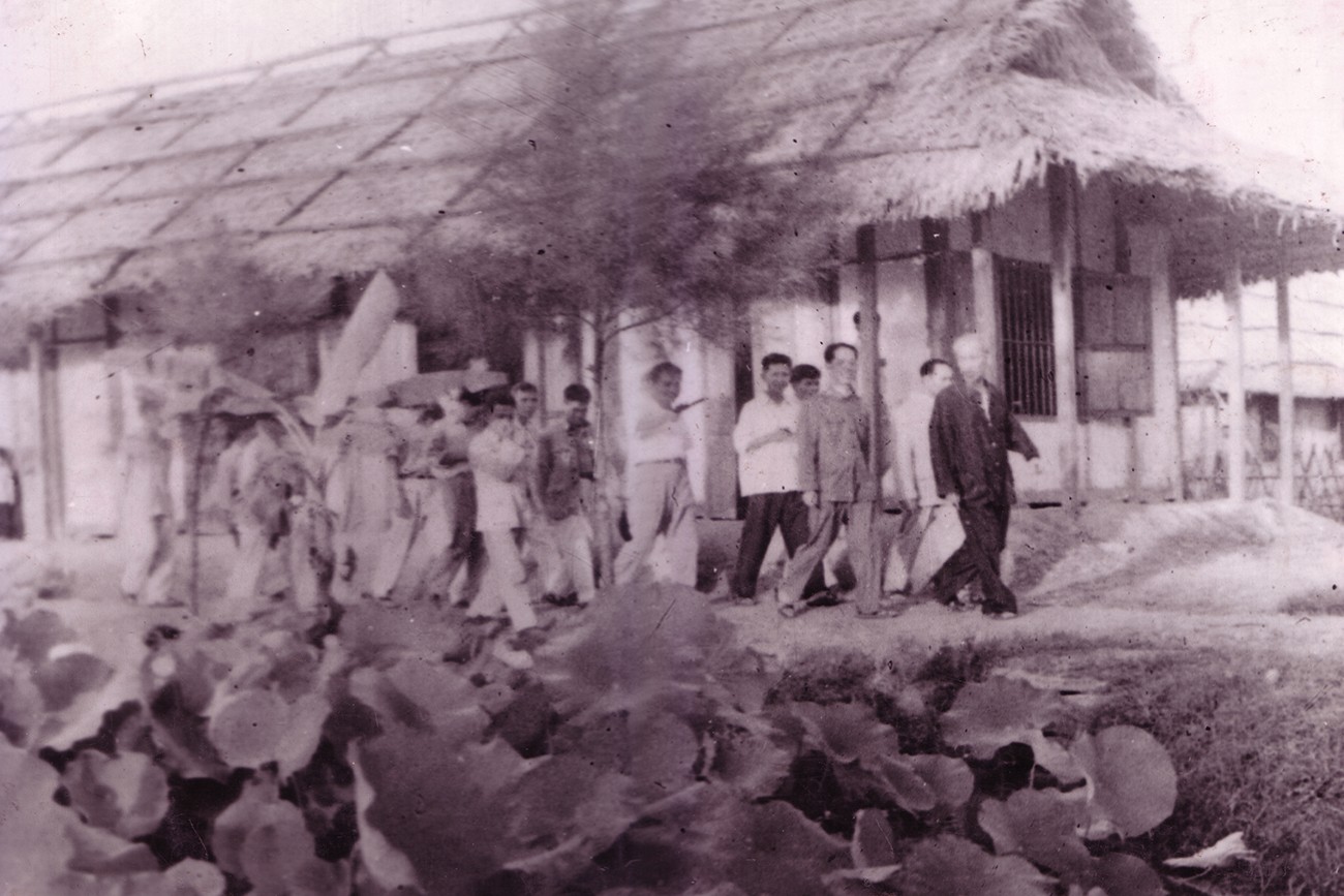 Bác Hồ thăm khu nhà nghỉ tại TX Hà Tĩnh ngày 15/6/1957. Ảnh tư liệu bac-ho-tham-khu-nha-nghi-tai-tx-ha-tinh-ngay-15-6-1957.jpg