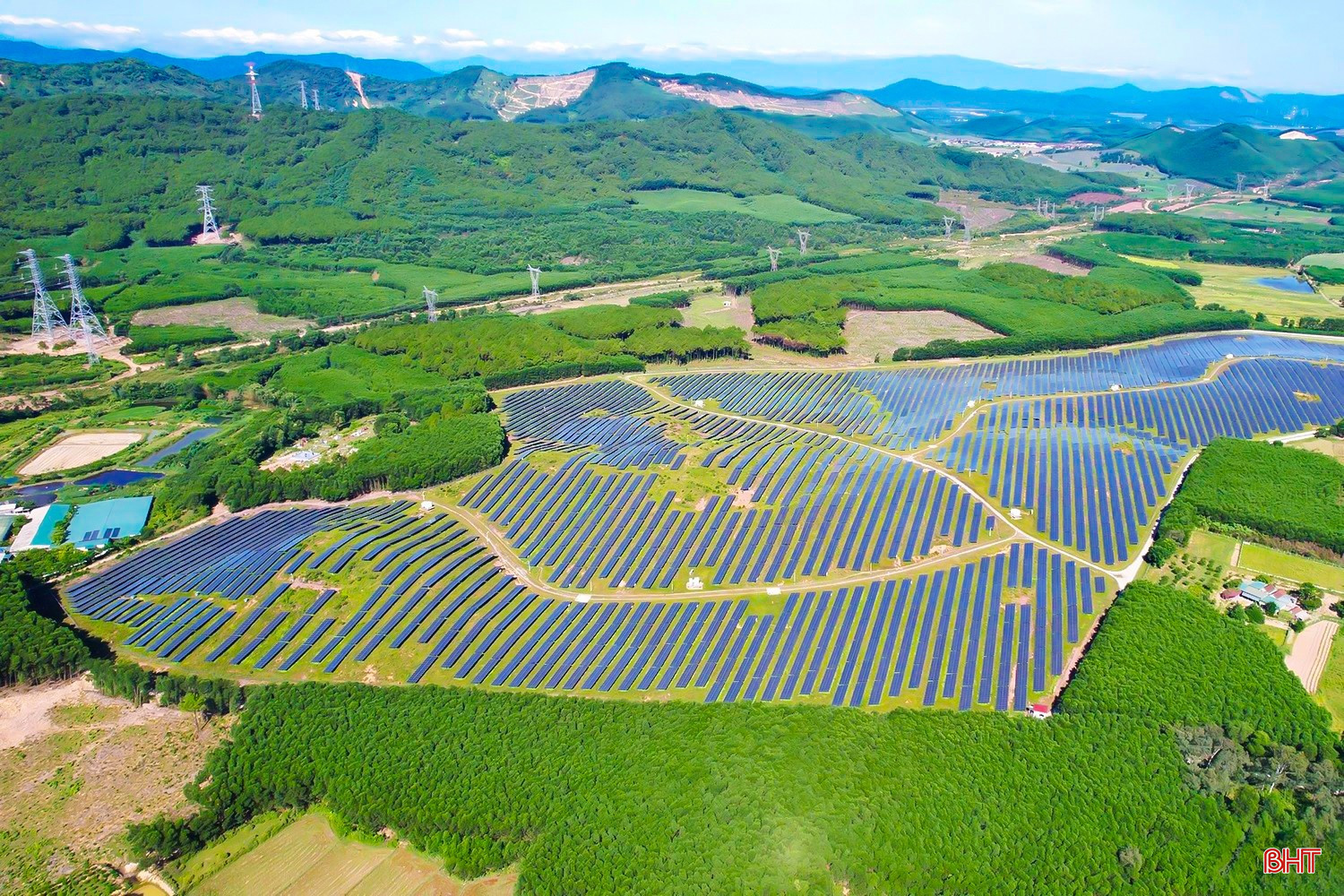 Nhà máy điện mặt trời của Công ty TNHH GA Power Solar Park Cẩm Xuyên đóng tại xã Cẩm Hưng. (Ảnh: Hương Thành) bqbht_br_image-15-1482.jpg