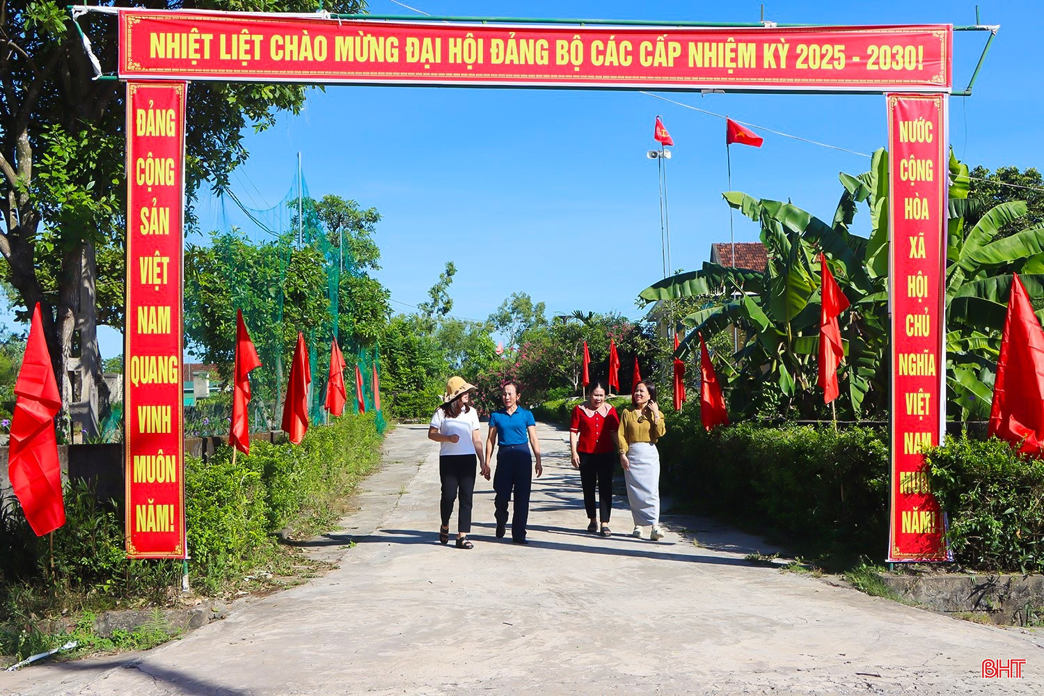 Thôn Hưng Thắng rực rỡ cờ hoa chào mừng Đại hội Đảng bộ xã Cẩm Hưng lần thứ I. bqbht_br_image-21.jpg