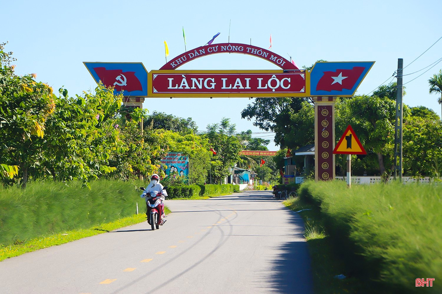 Đường về thôn Lai Lộc, xã Cẩm Hưng "mướt mắt" với hàng rào xanh. bqbht_br_image-12.jpg