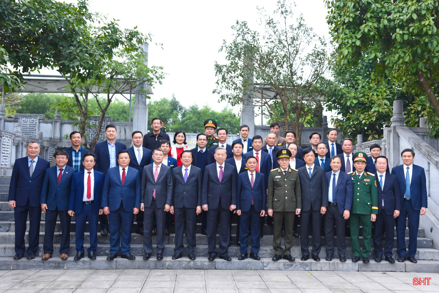 Tổng Bí thư Tô Lâm và lãnh đạo Trung ương, tỉnh Hà Tĩnh, huyện Cẩm Xuyên (cũ) chụp hình lưu niệm tại Khu lưu niệm cố Tổng Bí thư Hà Huy Tập (tháng 12 năm 2024). Ảnh: Thu Hà. bqbht_br_dsc-0469.jpg