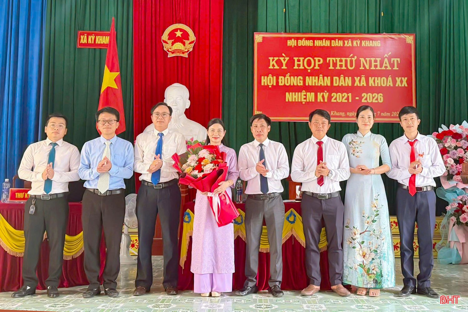BTV Đảng ủy xã tặng hoa, chúc mừng lãnh đạo UBND và ủy viên ủy ban xã Kỳ Khang, nhiệm kỳ 2021-2026. bqbht_br_2.jpg