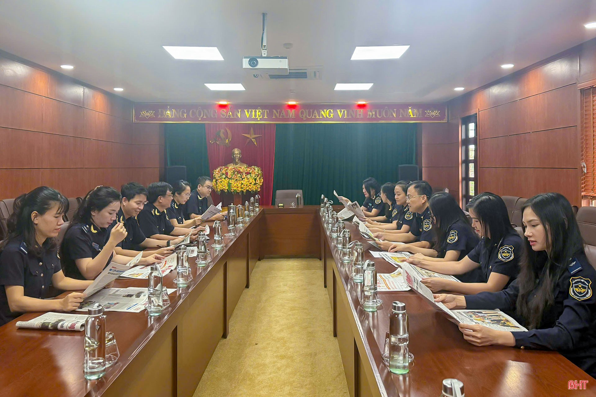 Sinh hoạt chuyên đề "Đọc và làm theo báo, tạp chí của Đảng" là điểm nhấn trong công tác xây dựng Đảng của Chi cục Hải quan khu vực XI. bqbht_br_444.jpg