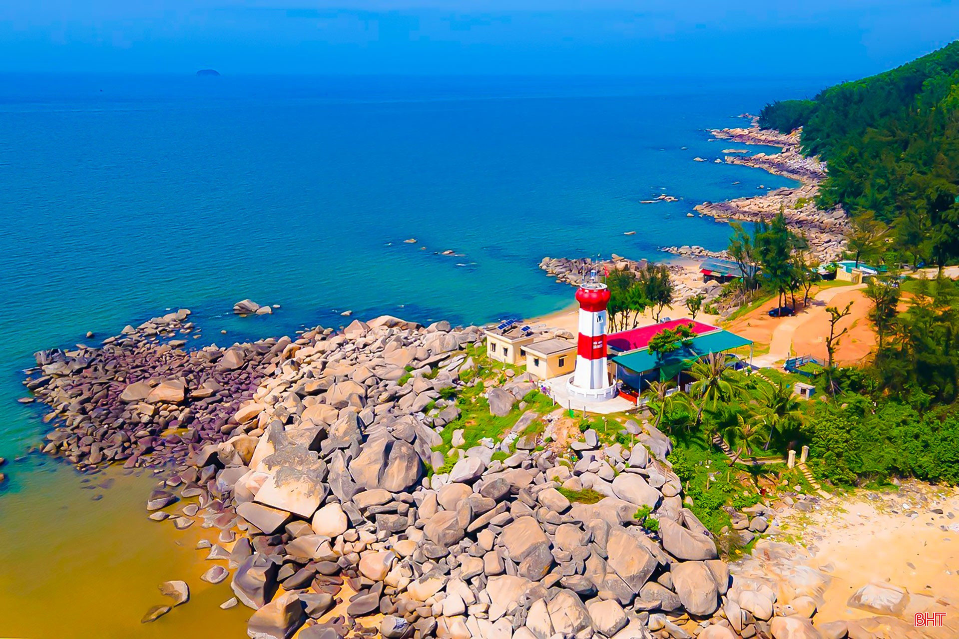 Vẻ đẹp của ngọn hải đăng nơi "đầu sóng" xã Cẩm Trung. bqbht_br_1111.jpg