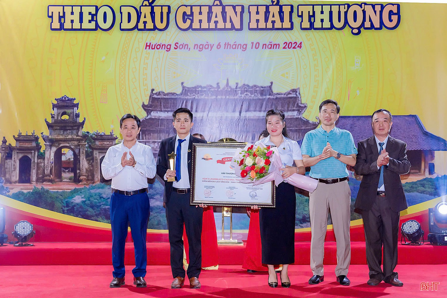 Phó Bí thư Thường trực Tỉnh uỷ Trần Thế Dũng và lãnh đạo Sở VH-TT&DL trao bằng “Vinh danh Hải Thượng Resort là điểm đến du lịch văn hoá sinh thái hàng đầu châu Á năm 2023” cho Khu du lịch sinh thái Hải Thượng. bqbht_br_6.jpg