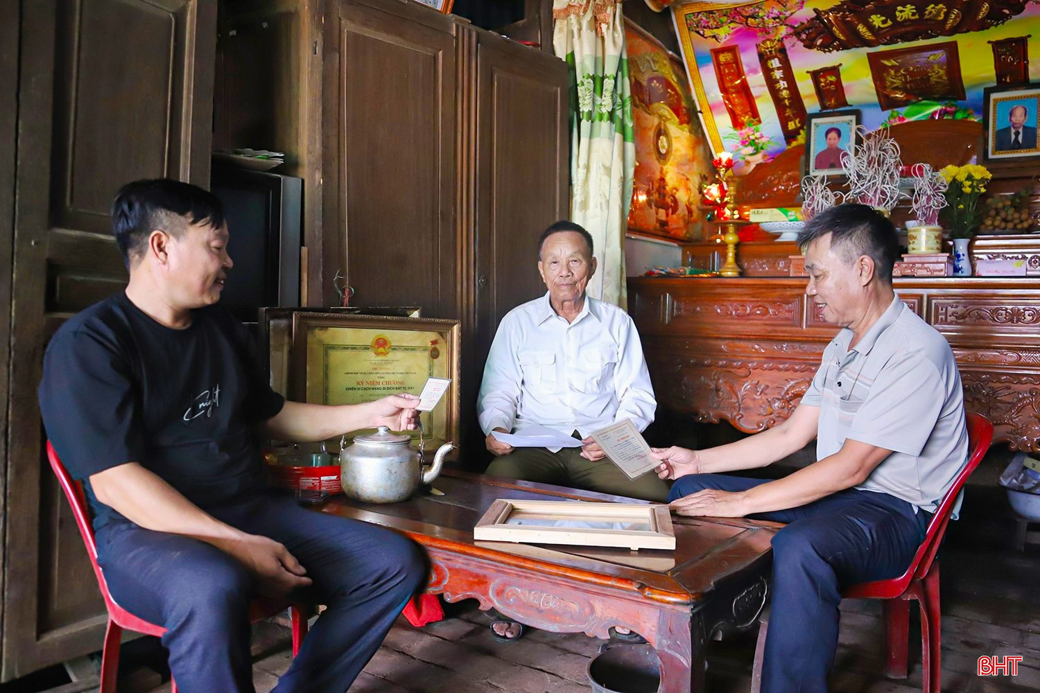 Ông Nguyễn Hữu Bình cùng các con cháu luôn noi theo tấm gương của cha anh, phát huy truyền thống cách mạng của gia đình, dòng họ. bqbht_br_image-13.jpg