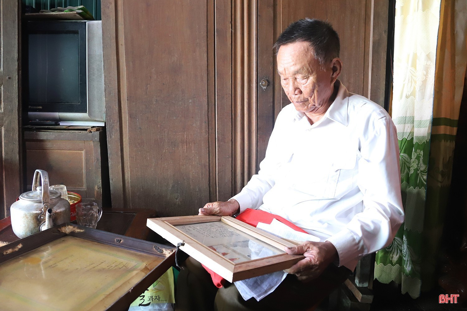 Ông Nguyễn Hữu Bình bên kỷ vật của người cha đáng kính. bqbht_br_image-6.jpg