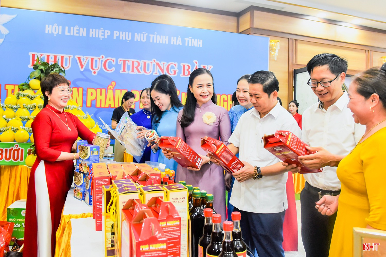 Các đại biểu tham quan gian hàng sản phẩm khởi nghiệp của phụ nữ bên lề hội nghị tổng kết Đề án 939 - Hỗ trợ phụ nữ khởi nghiệp. bqbht_br_44.jpg