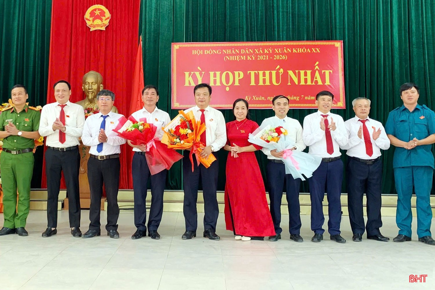 Các đồng chí lãnh đạo xã Kỳ Xuân tặng hoa, chúc mừng đồng chí Hồ Huy Thành - Bí thư Đảng ủy được chỉ định giữ chức vụ Chủ tịch HĐND xã. bqbht_br_ddd.jpg