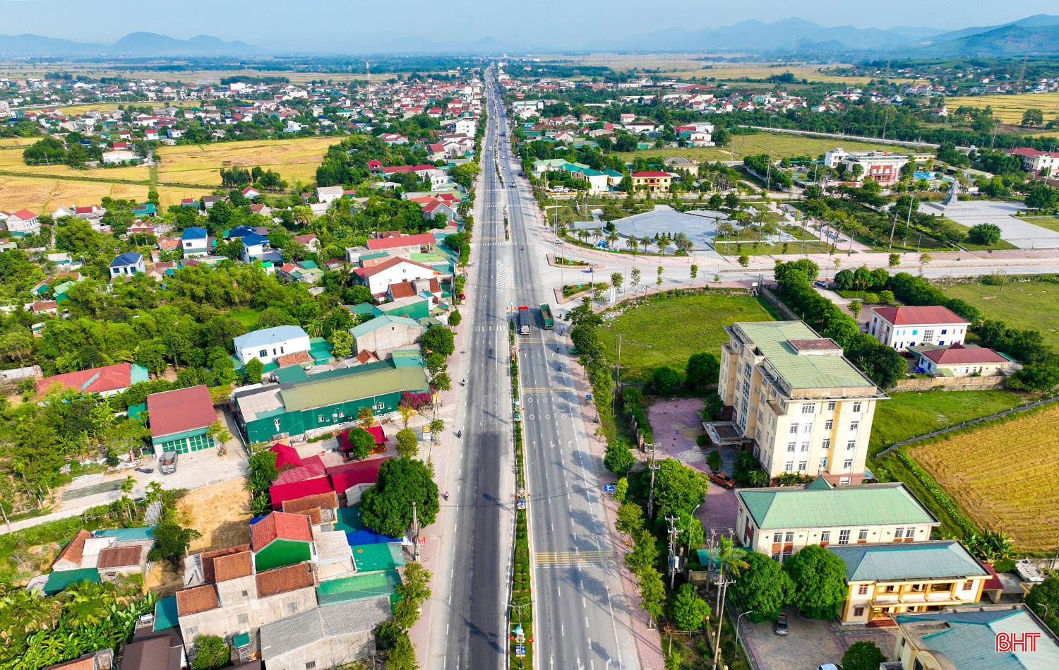 Xã Cẩm Xuyên "khoác áo mới" trong những ngày đầu mới thành lập. bqbht_br_pc.jpg
