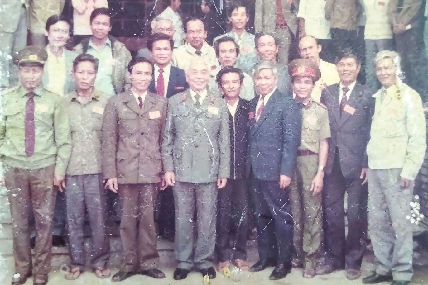 Ông Lý Trọng Tứ (hàng đầu, thứ 2 từ phải qua) và đoàn đại biểu tham dự Đại hội Đảng bộ Nghệ Tĩnh lần thứ XI (vòng 2, năm 1983) chụp ảnh cùng Đại tướng Võ Nguyên Giáp bên lề đại hội. Ảnh: NVCC thiet-ke-chua-co-ten.jpg