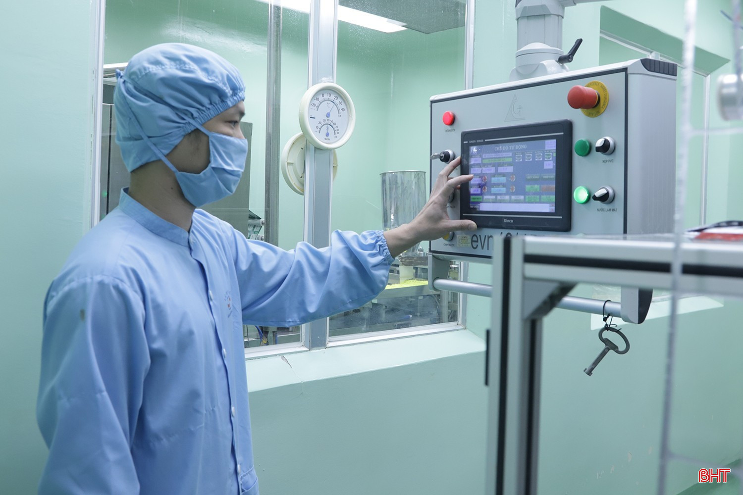 Ban Giám đốc luôn khuyến khích người lao động học tập nâng cao trình độ, tích cực nghiên cứu khoa học. bqbht_br_14.jpg