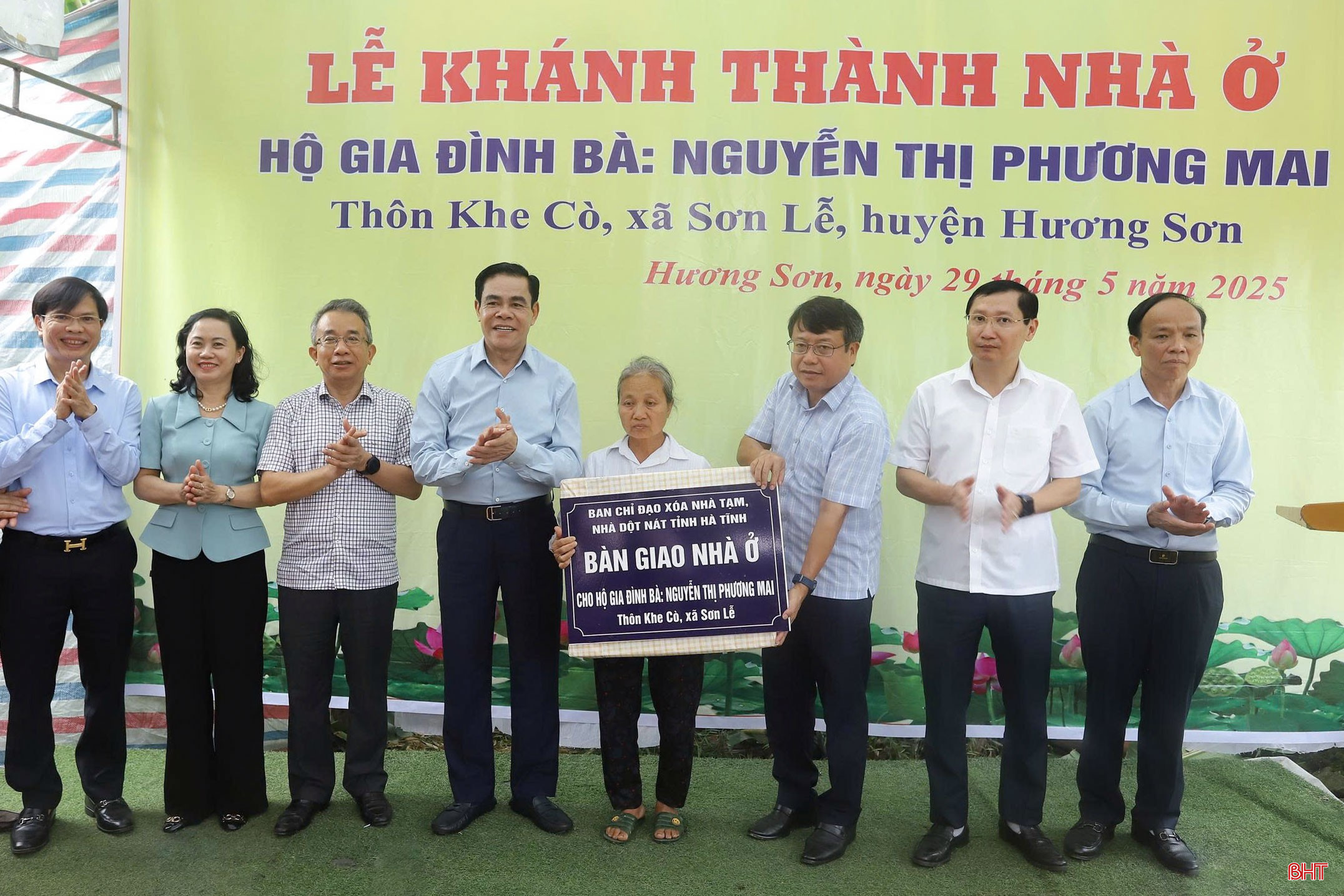 Chủ tịch UBND tỉnh Võ Trọng Hải và đoàn công tác dự lễ khánh thành nhà ở cho gia đình bà Nguyễn Thị Phương Mai (thôn Khe Cò, xã Sơn Lễ, Hương Sơn) vào sáng 29/5/2025. Ảnh: Văn Đức bqbht_br_11.jpg